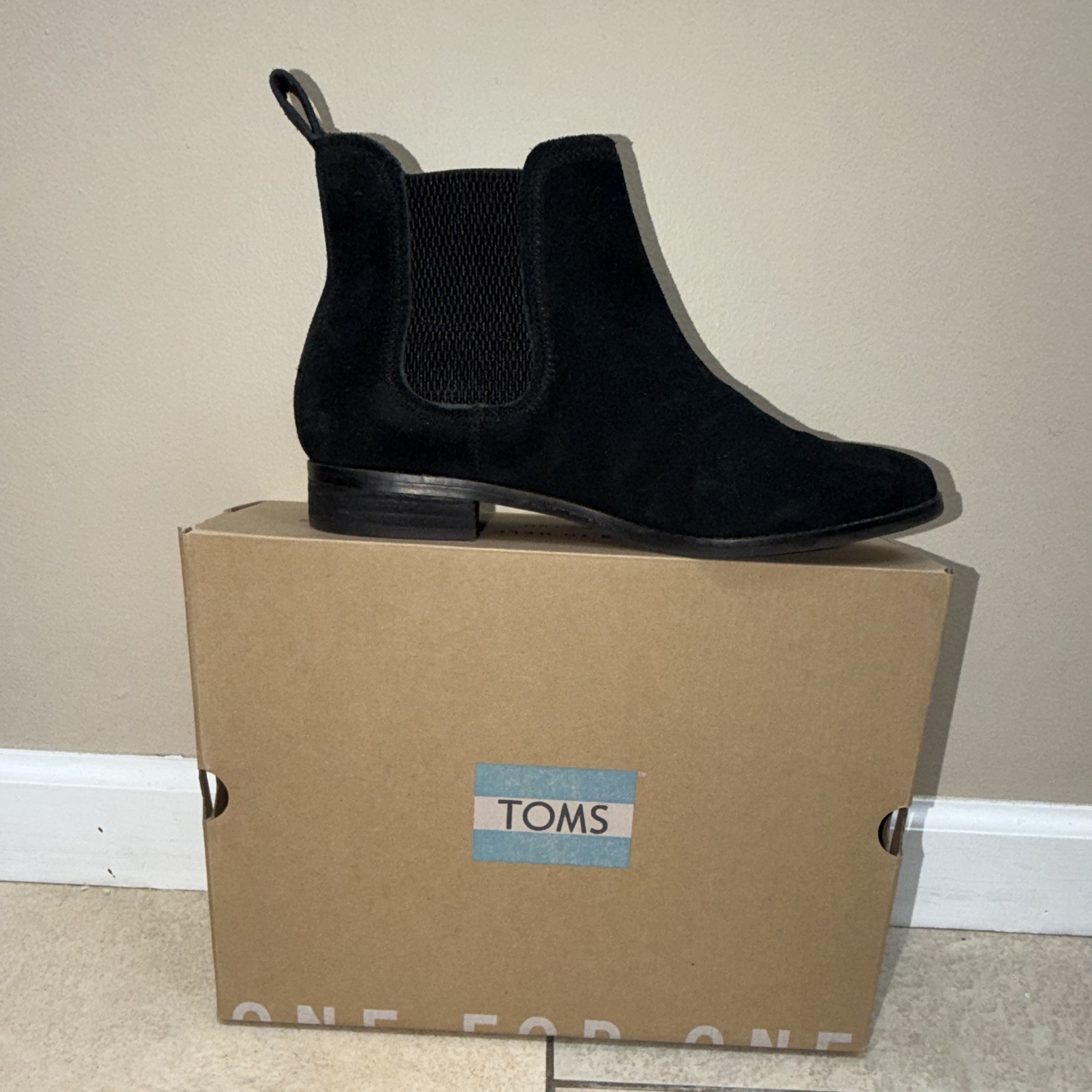TOMS Ella Black Suede Chelsea Ankle Boot Pull On Pull Tab Women’s US 9.5