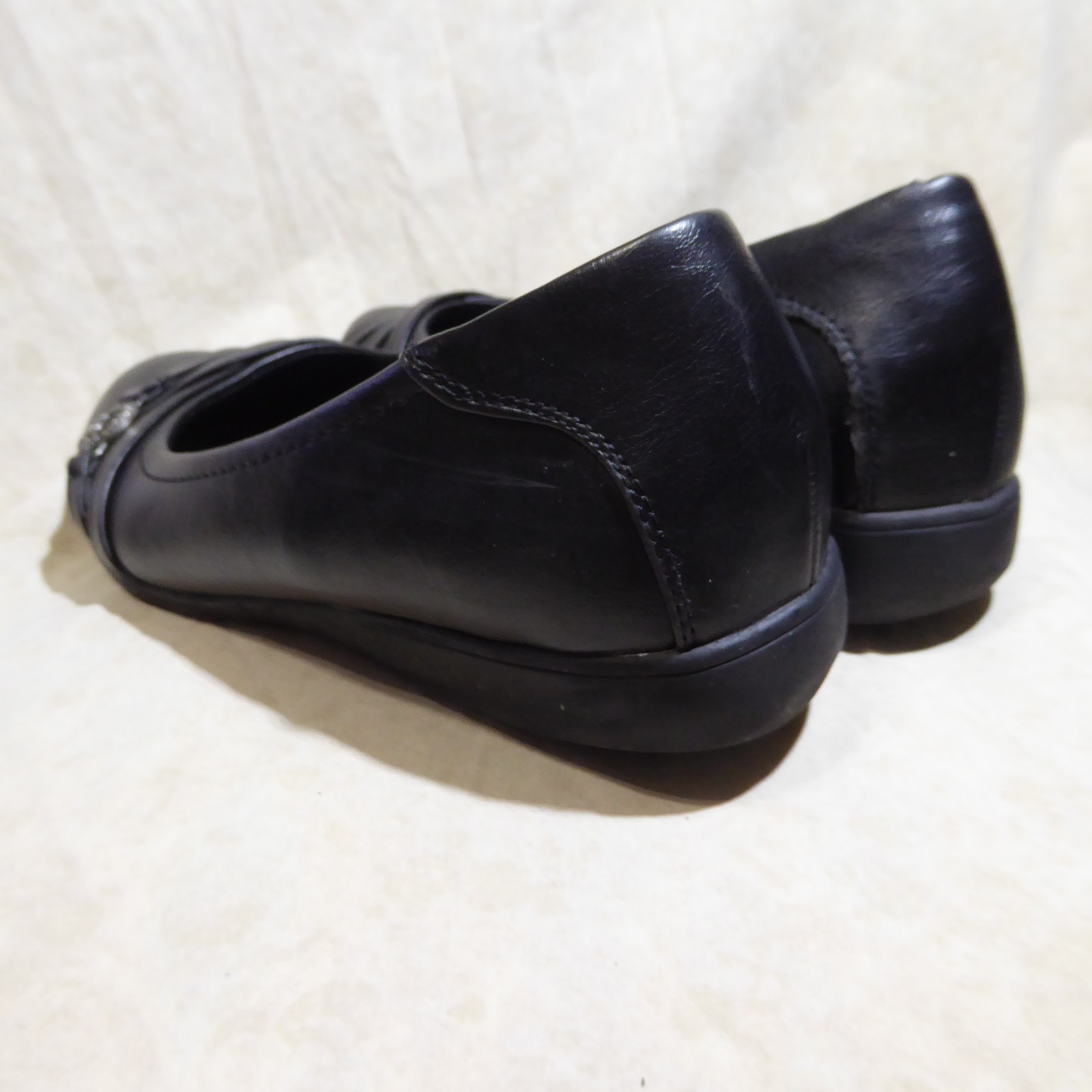🩰 YUU Comfort Ballet Flats sz 8.5 M Black Leatherette; Triple X Strap Accents