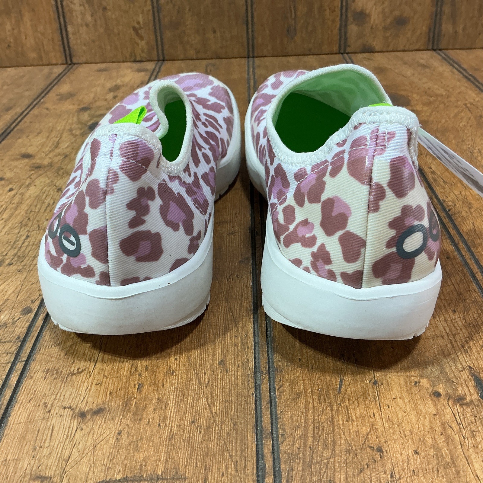 NEW Oofos OOmg eeZee Low Women’s 5 Rose Leopard Recovery Slip On Shoes Comfort