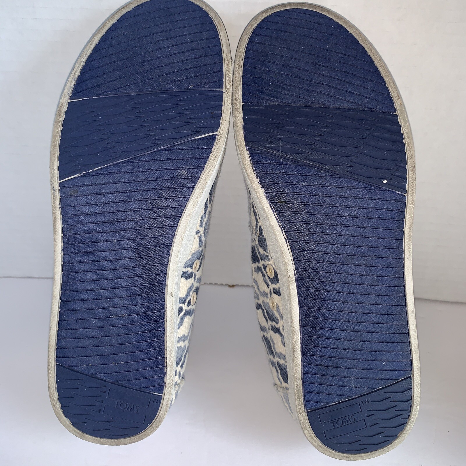 Toms Slip Ons Women’s Size W7.5 Snake Print Blue And White New