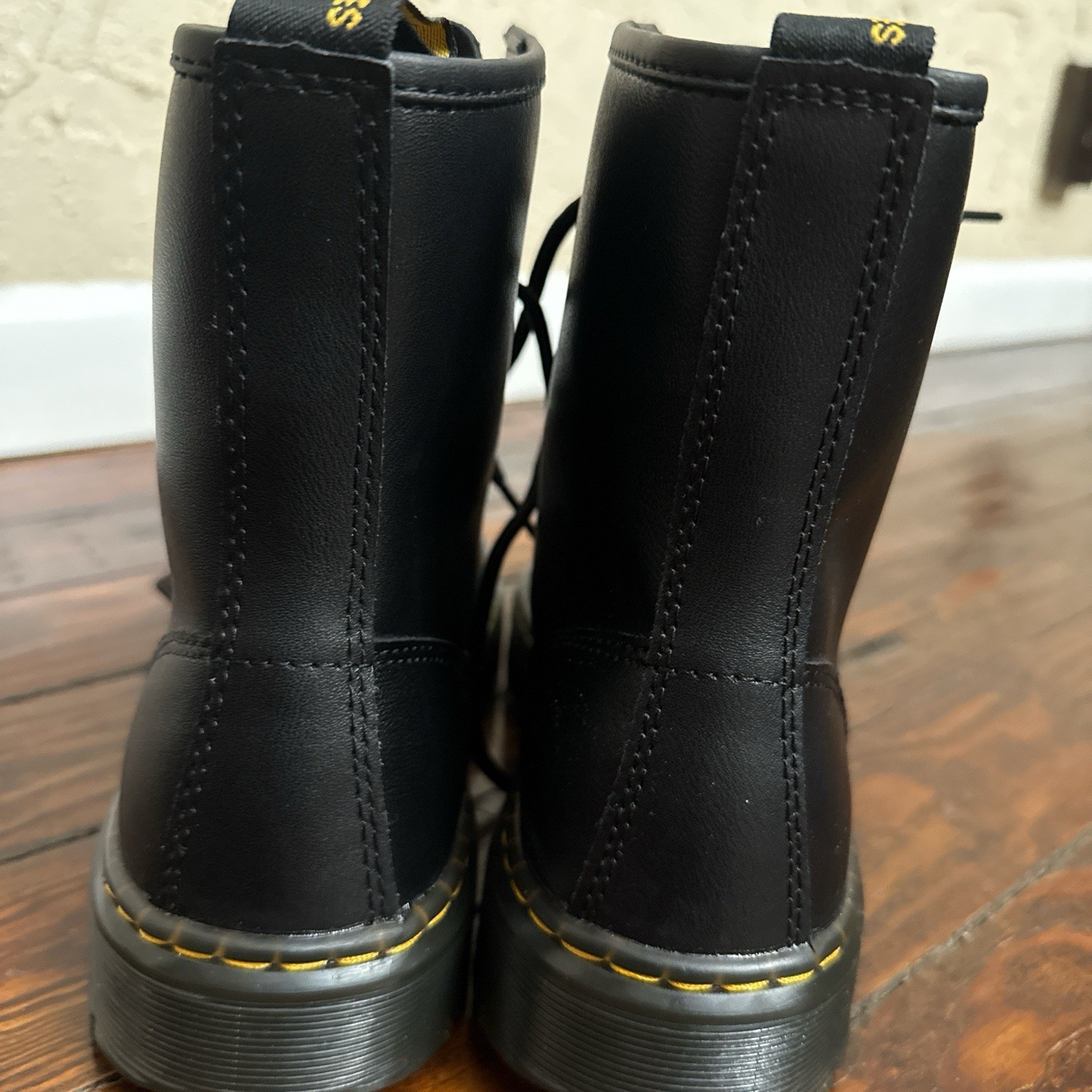 Dr. Martens 1460 Women’s Original Smooth Leather Lace Up Boots – Black