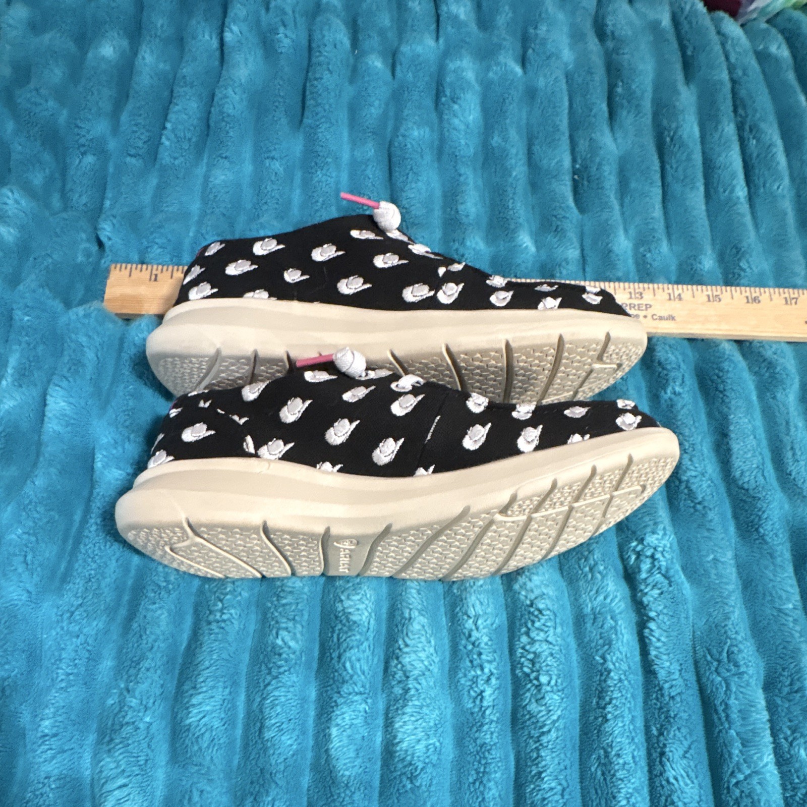Ariat Women’s Low Top Sneaker Black/White Printed Pink Trim Lace-Up Canvas