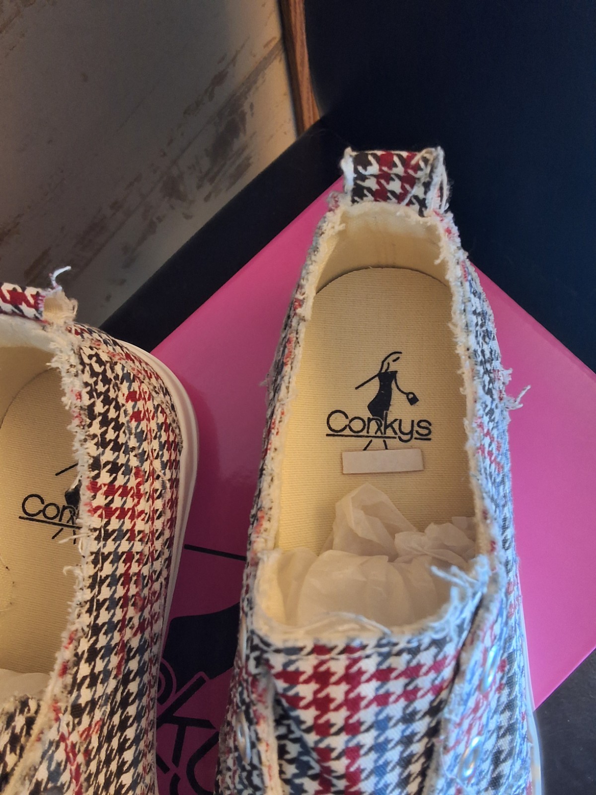 New Corkys Boutique Sz8 multi houndstooth slip on sneaker White Black Red