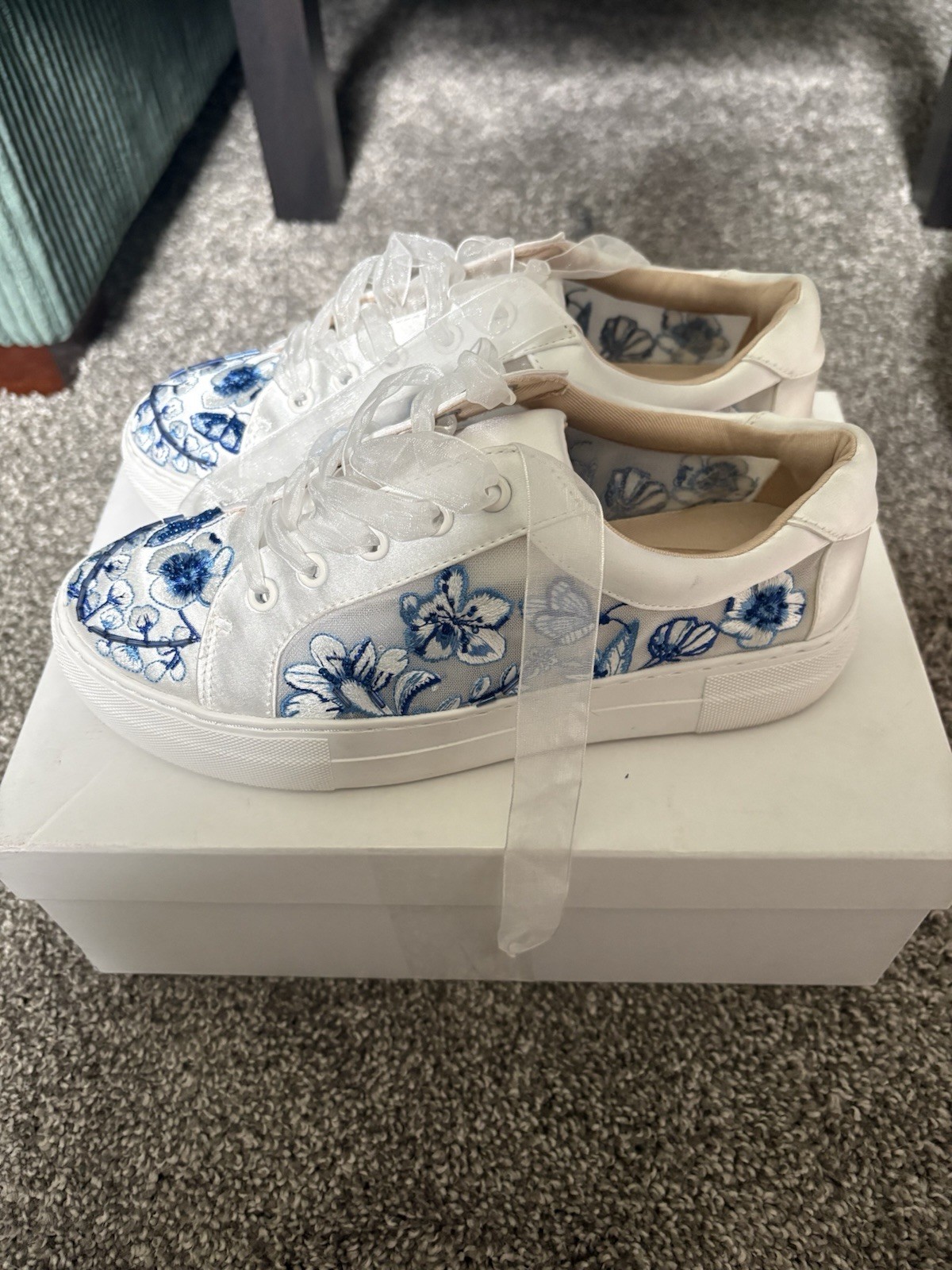 Betsey Johnson Nino Tulie Embroidered Sneakers Size 7.5