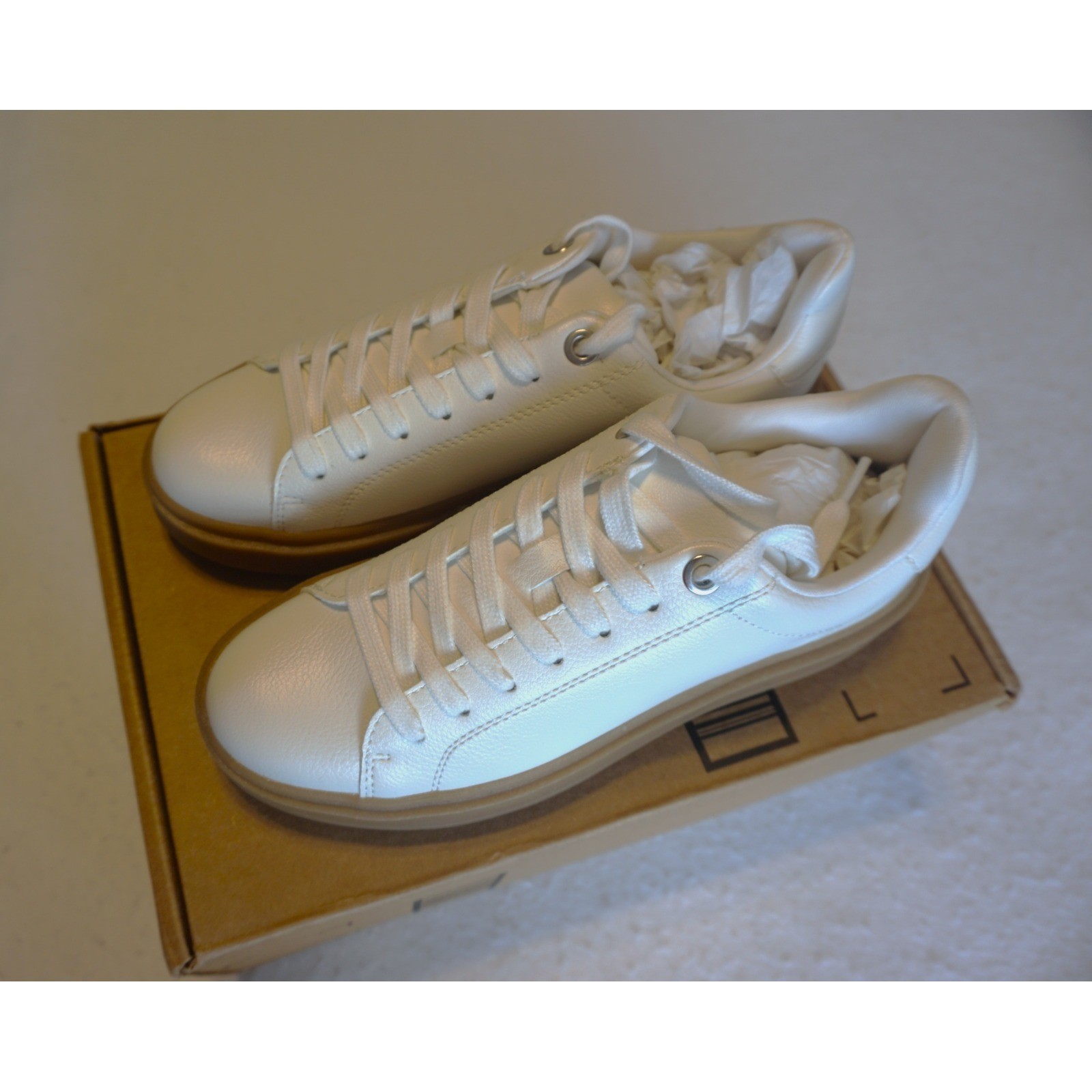 Steve Madden Charlie White Platform Sneakers Gum Sole Lace Up CHAR15S1 9M