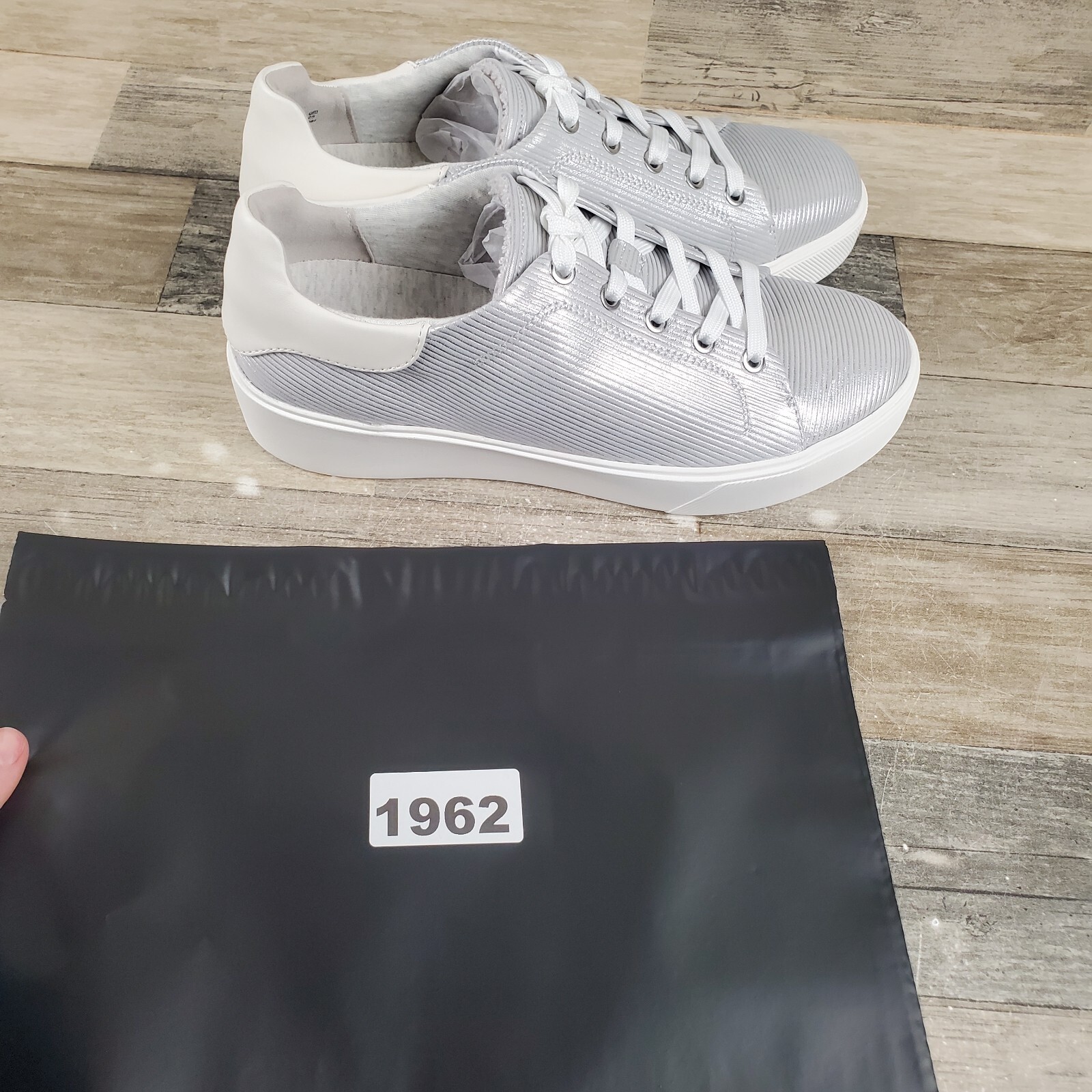 Naturalizer Morrison 2.0 Womens Sneaker Sz 8.5 W Silver Lace Up Low Top Casual