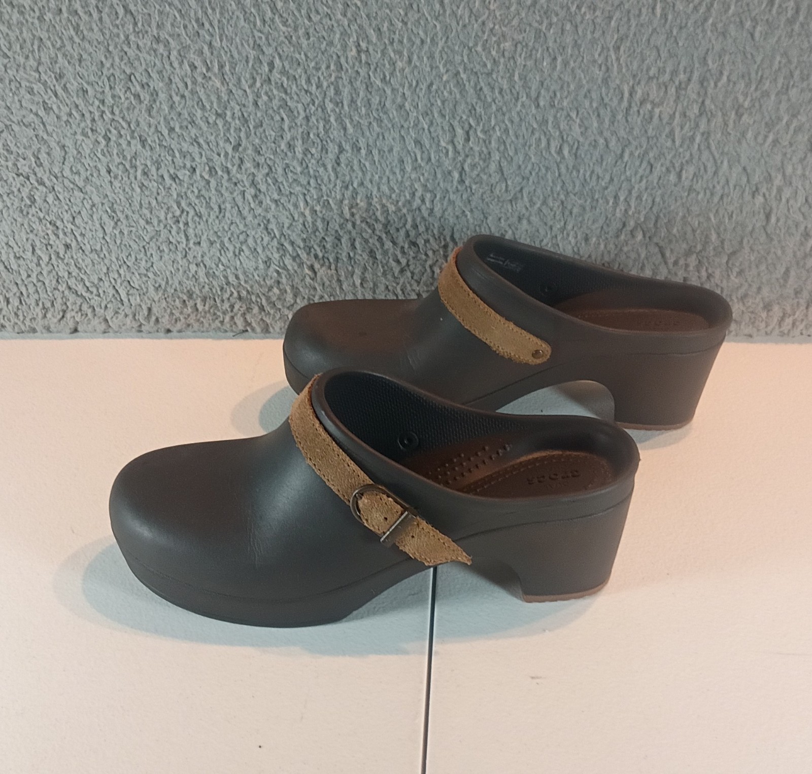 Crocs Sarah Clog Brown Expresso Buckle Mules Women size 8 Leather Strap
