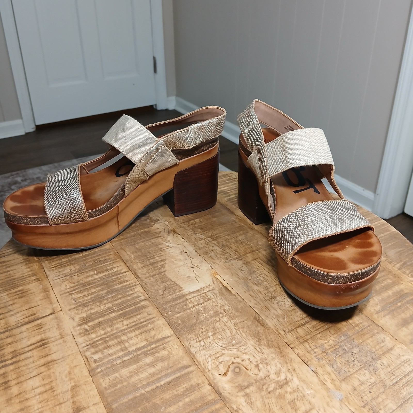 ​OTBT Indio Platform Sandals Womens 9M Gold Metallic Textured Leather Wood Heel