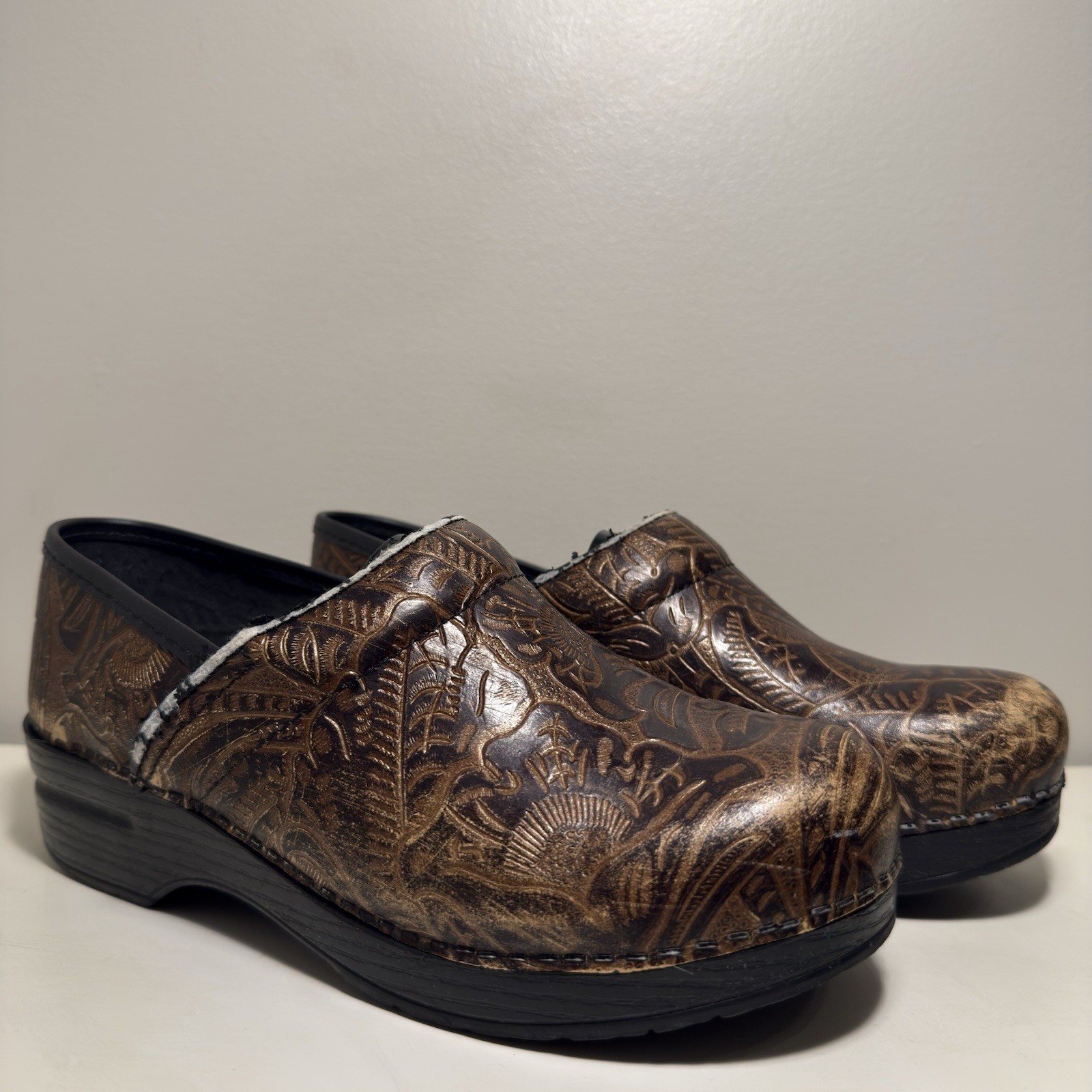 Dansko Brown Tooled Leather Clogs Womens 39 US 9 Comfort Workwear Nursing Shoe