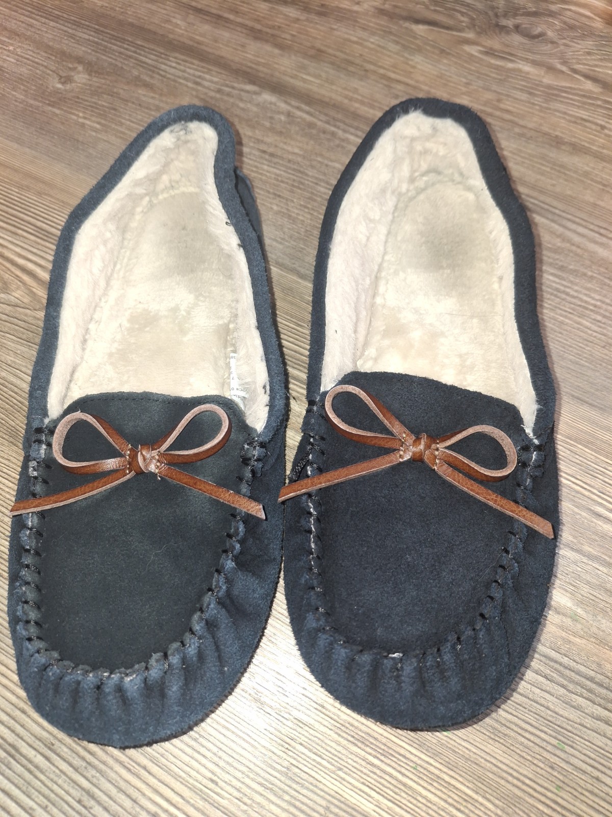 JOYSPUN Women’s Moccasin Slippers Size 7 Black Faux Fur Lined Bow Suede