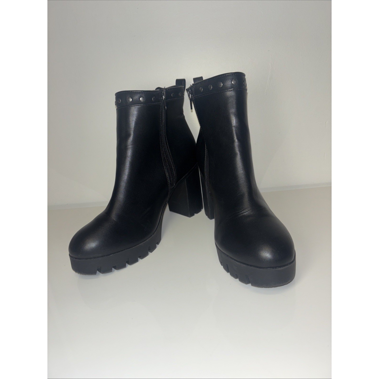 Womens Black Faux Leather Studded Lug Sole Chelsea Boots Size 9.5
