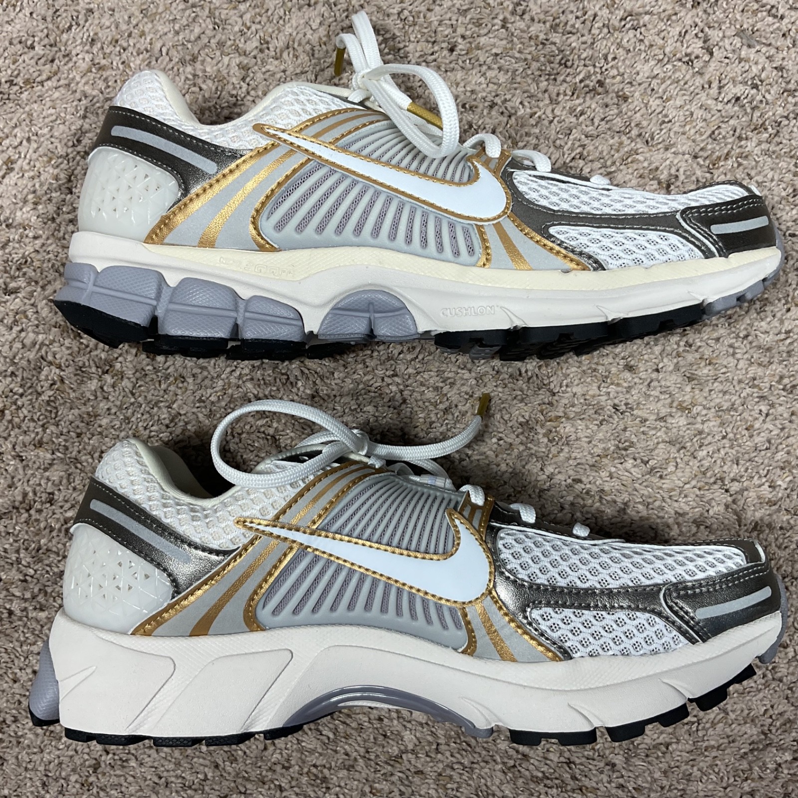 NIKE Zoom Vomero 5 Sneaker Mens 9 Womens 10.5 White/Gray/Gold HJ7247 099 NIB