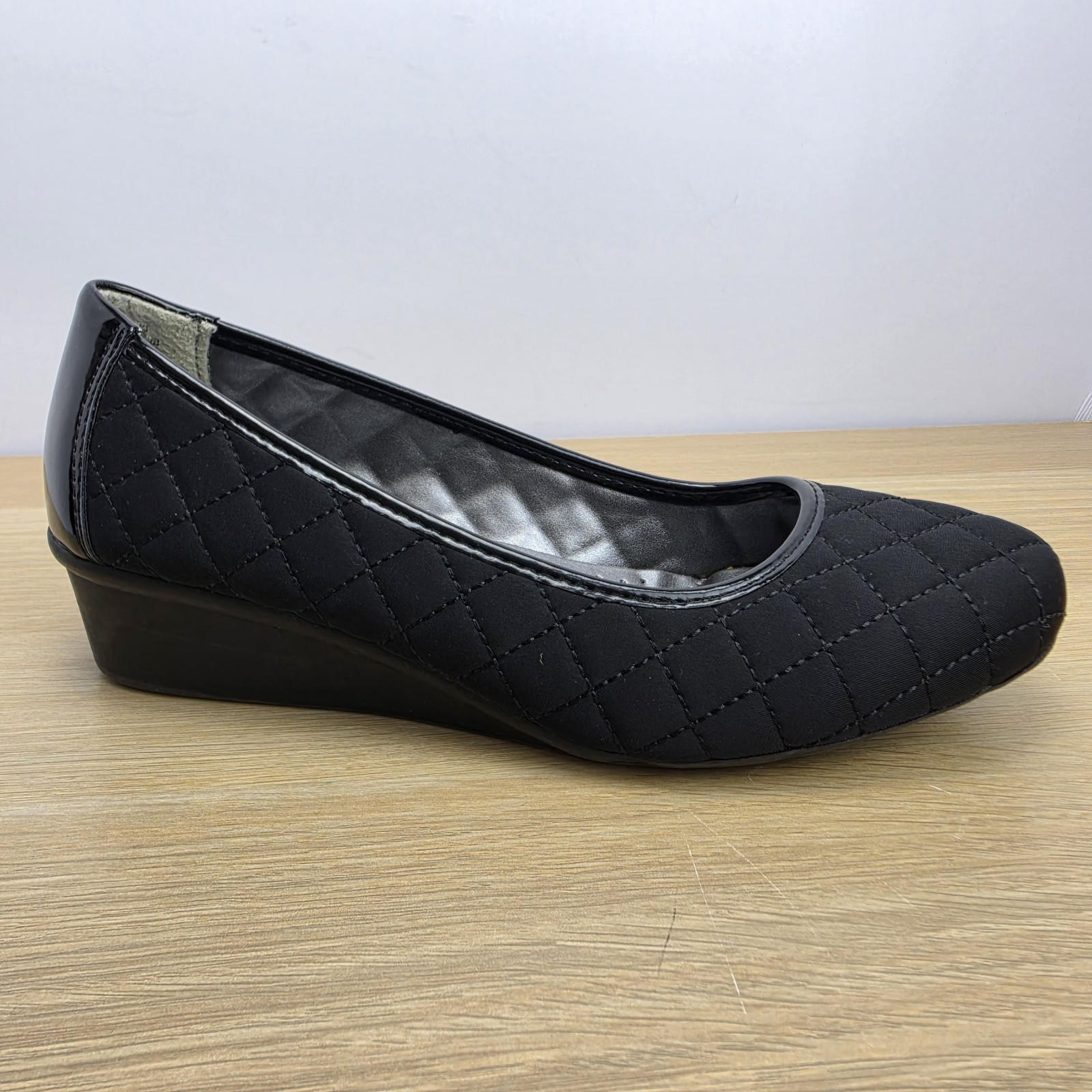 London Fog Womens 8M Black Quilted Pumps Low Wedge Heels Slip On Career Comfort