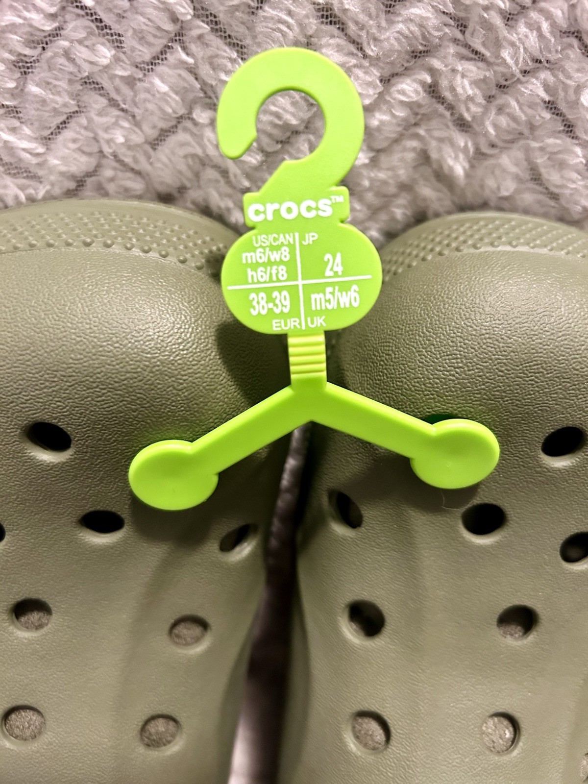 CROCS-Baya Lined Clog – Men Size 6/Woman Size 8.