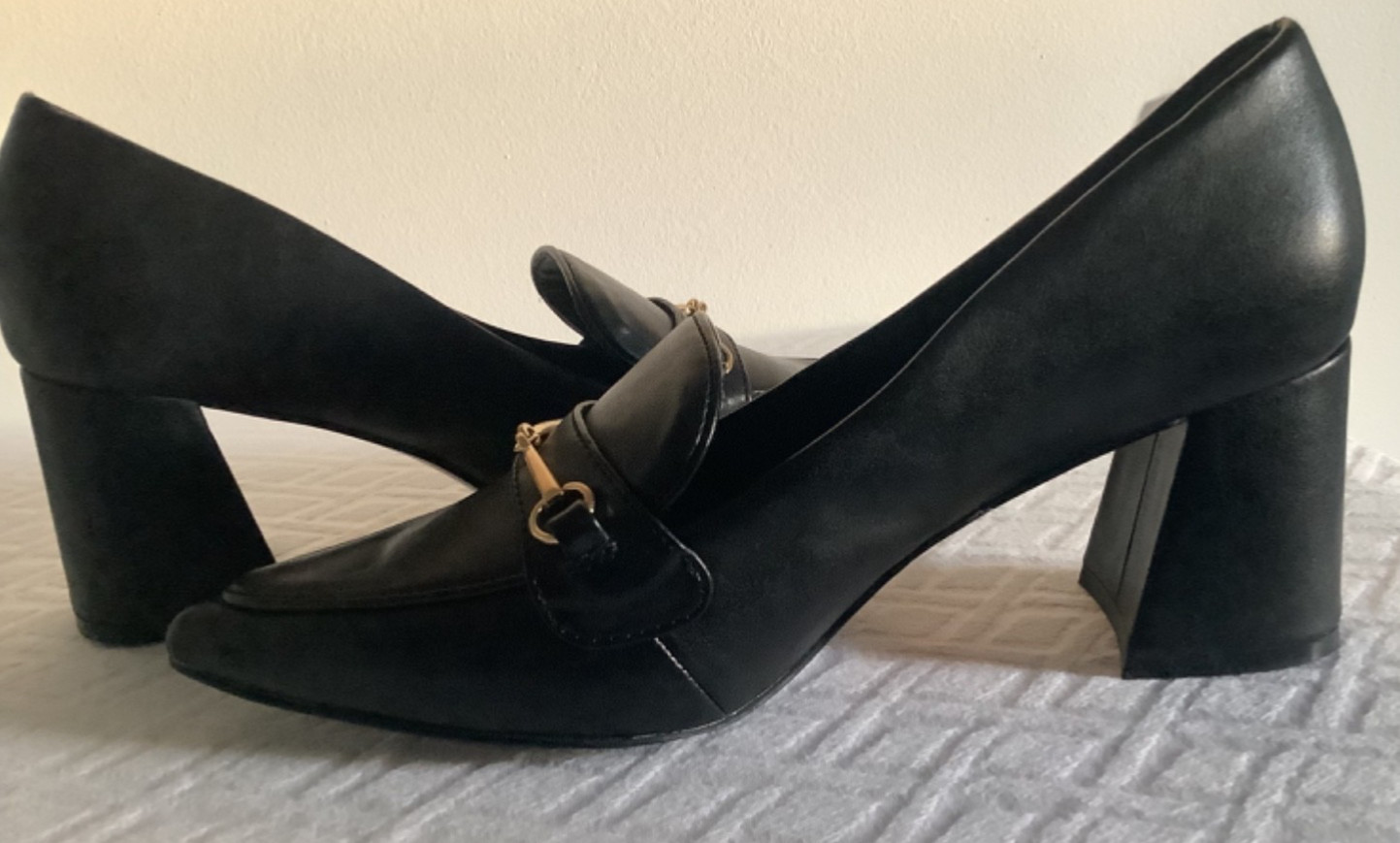 NWOB CHARLES DAVID CHARLES 8M AMITY Black Gold Horse Bit High Heel Shoe