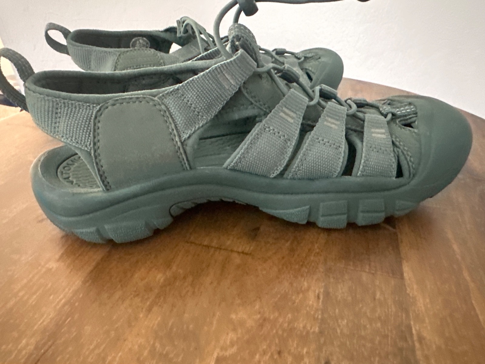 Keen Women’s Newport H2 Sport Monochrome Dark Forrest Green Sandals 9M UNWORN
