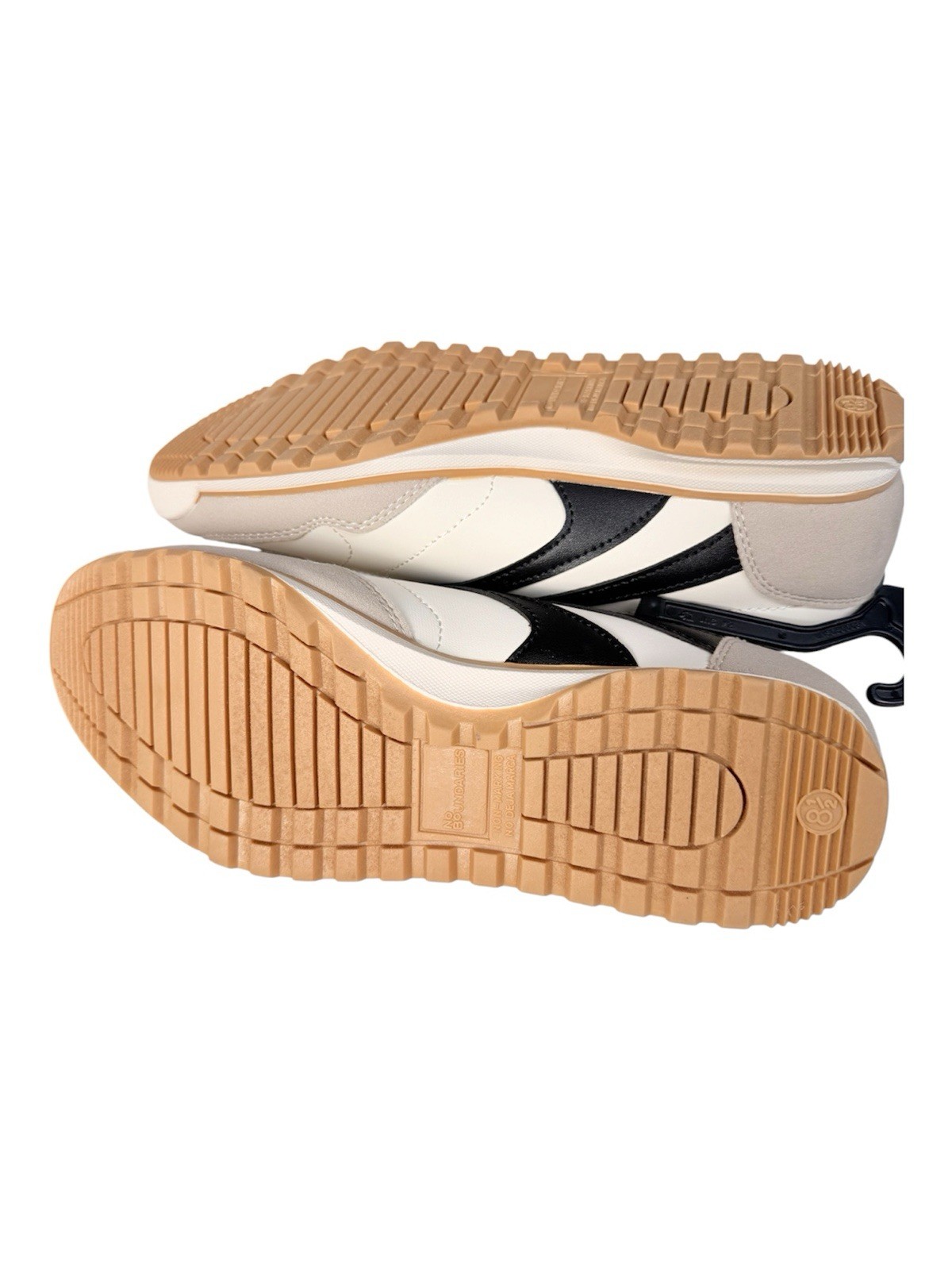 No Boundaries women ‘ Beige/Black Colorblock Low Top Lace-Up Sneakers Rubber