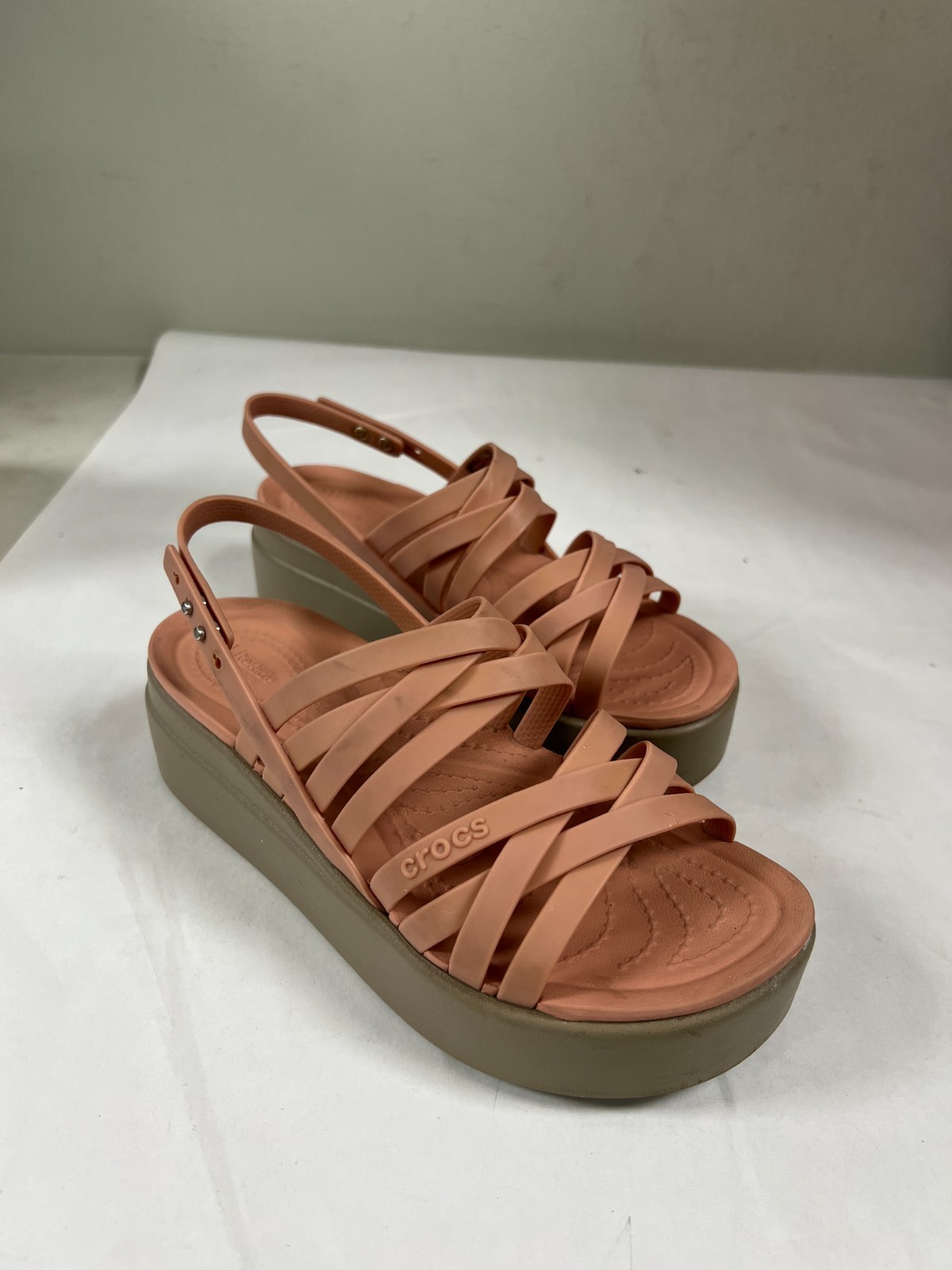 Crocs Women’s Brooklyn Strappy Sandals Salmon SZ 6 206751
