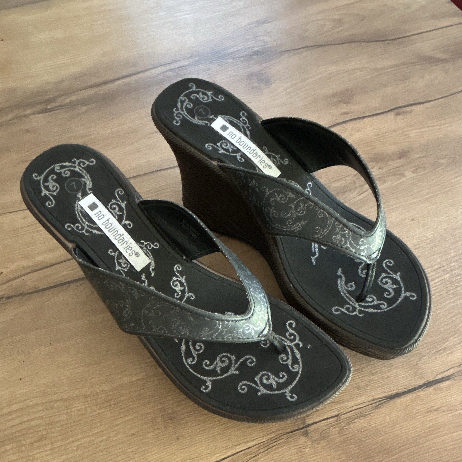 No Boundaries Women’s Black/Silver Swirl Thong Wedge Slip-On Sandals 7