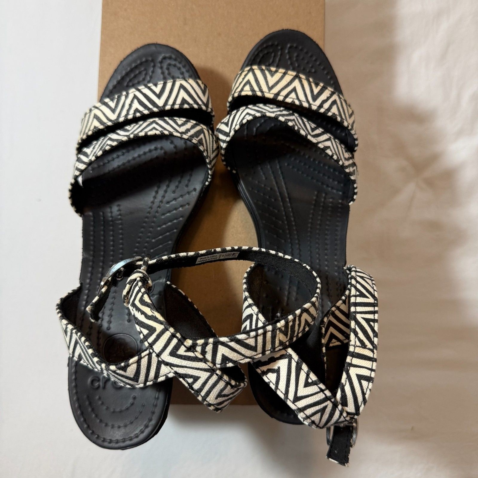 Crocs Leigh Graphic Wedge Sandals Black White Chevron Sz 9