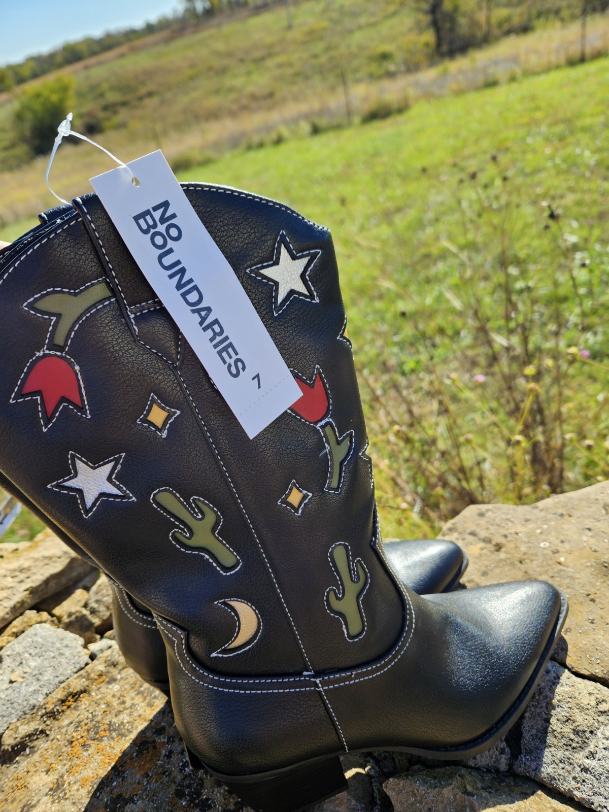 Size 7 ladies women’s memory foam zip up cowgirl boots with graphics