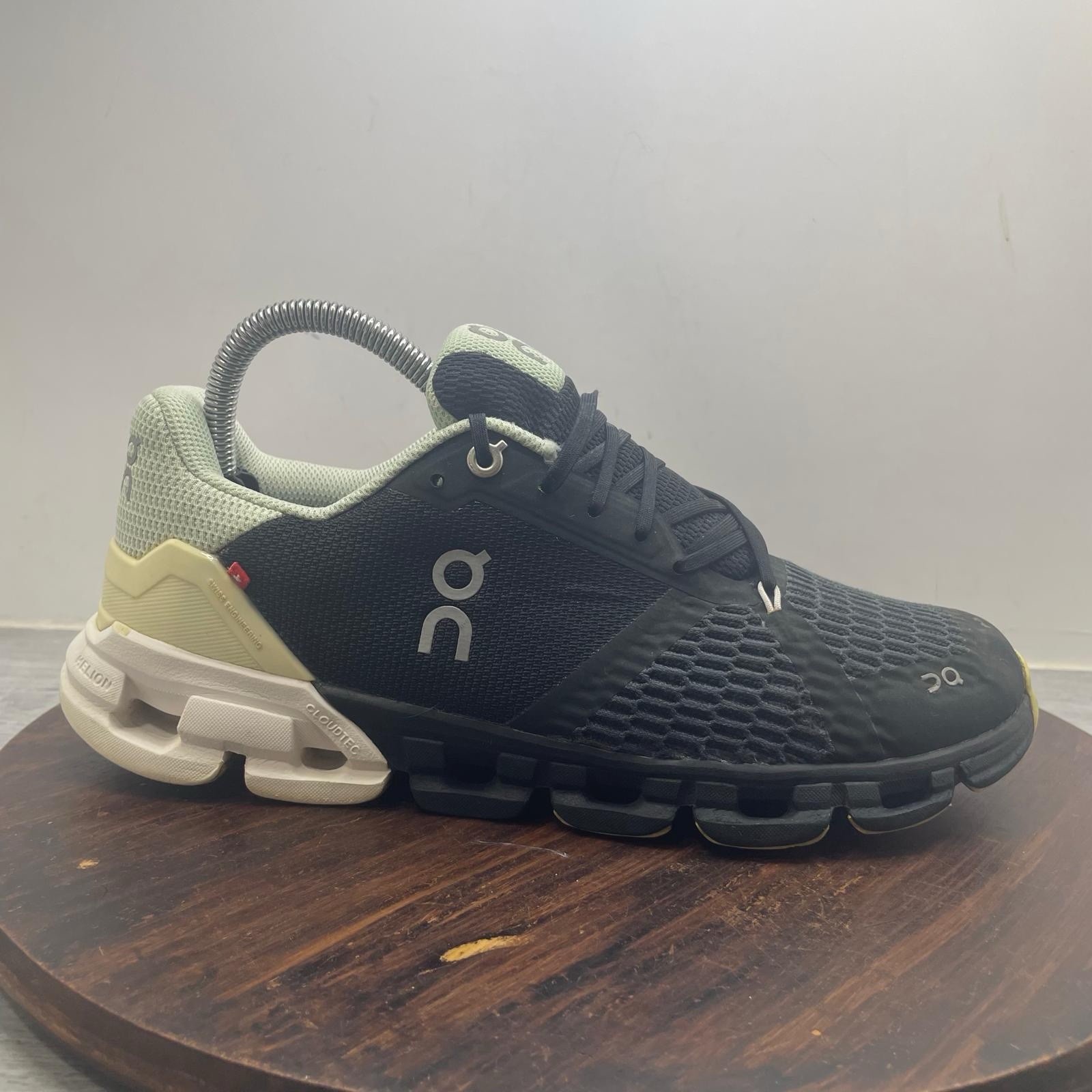 On Cloud 21.99627 Cloudflyer 4 Running Women’s 8.5 Black White Green Sneakers