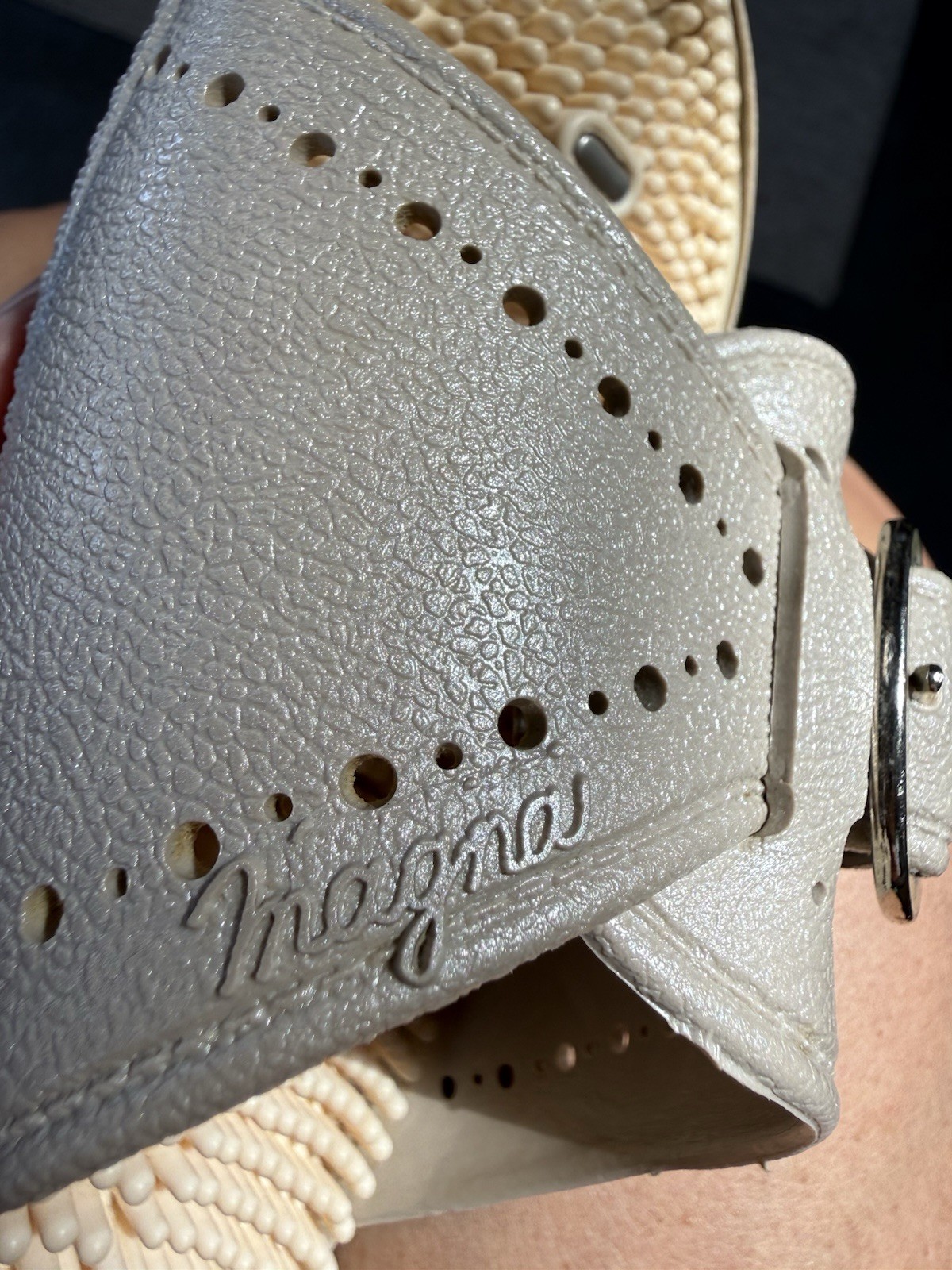 Magna Womens Beige Slide Sandals Buckle Slip-On Faux Leather Comfort US 6