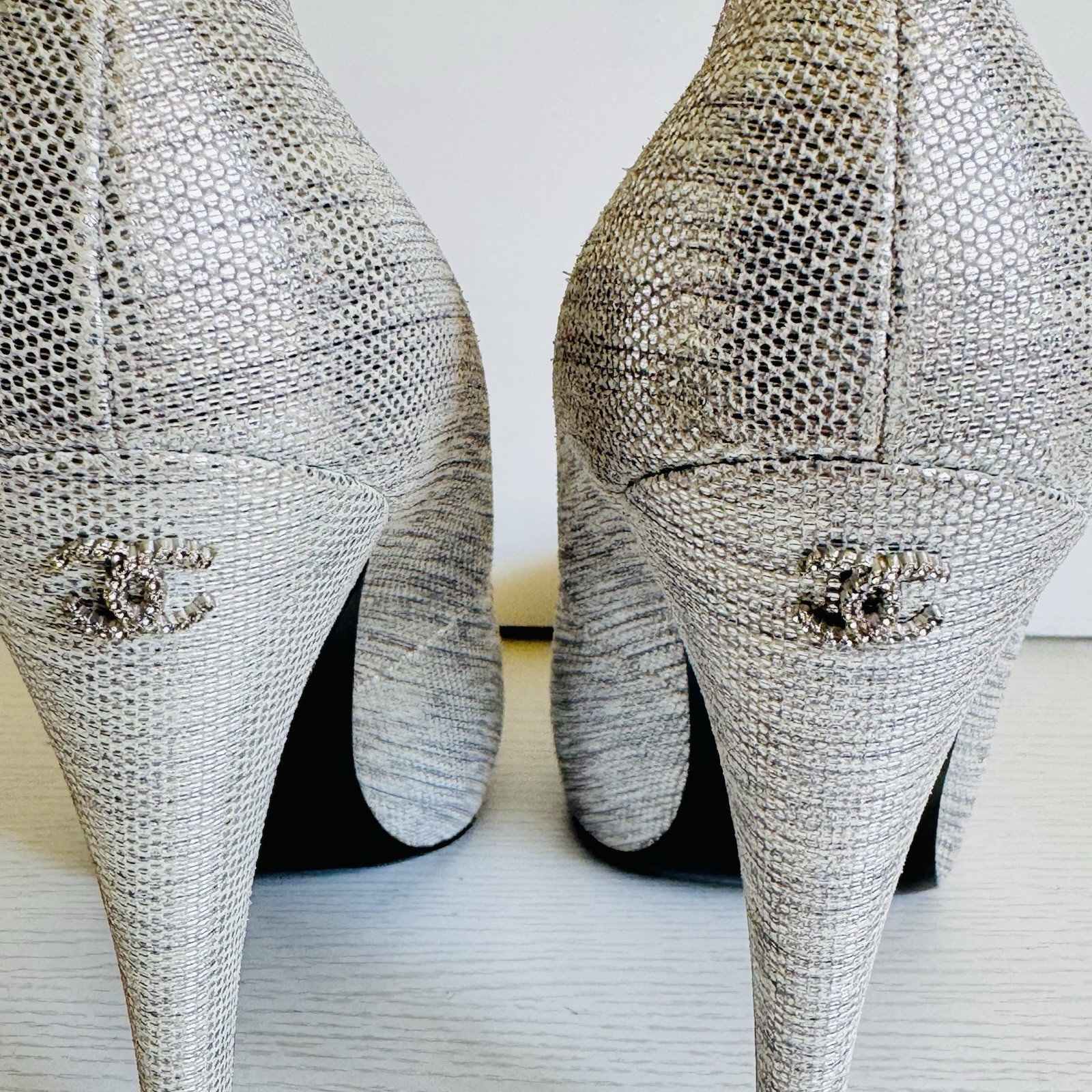 CHANEL Pumps Metallic Silver Cap toe Textured EU 39.5 Crystal Logo Stiletto Heel