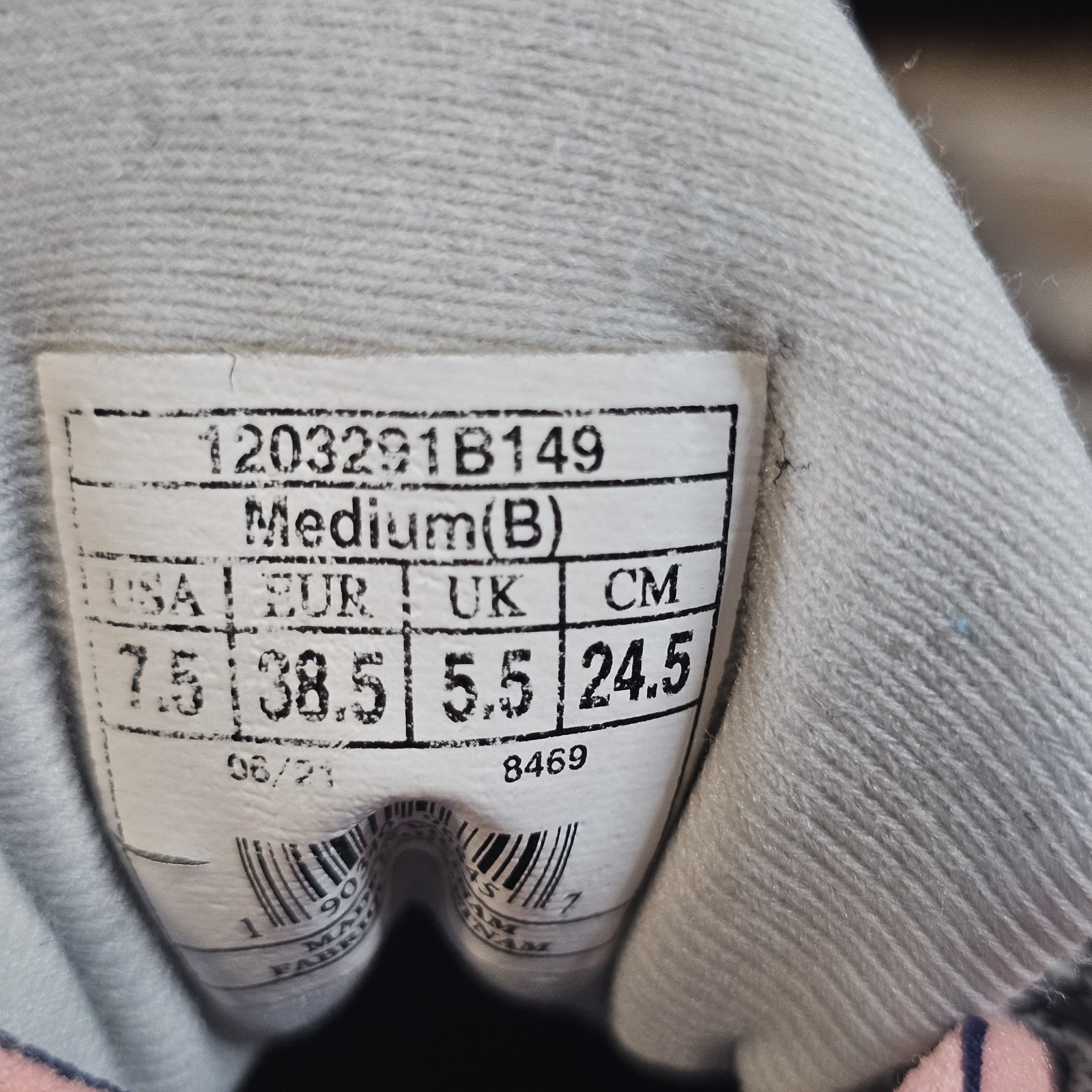 Size 7.5 – Women’s Brooks Adrenaline GTS 21 Coral/White Running Shoe See Picture
