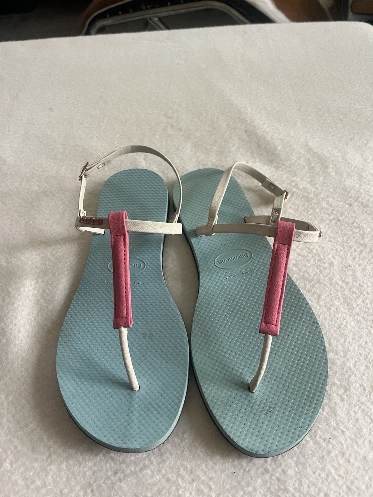 Havaianas You Rio sandals featuring a blue water sole and pink strap details.