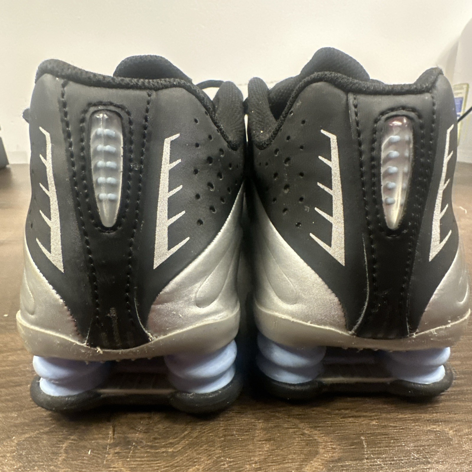 Women’s Size 7.5 Kids 6Y NIKE SHOX R4 White Blue Red Running Sneakers Shoes SC1