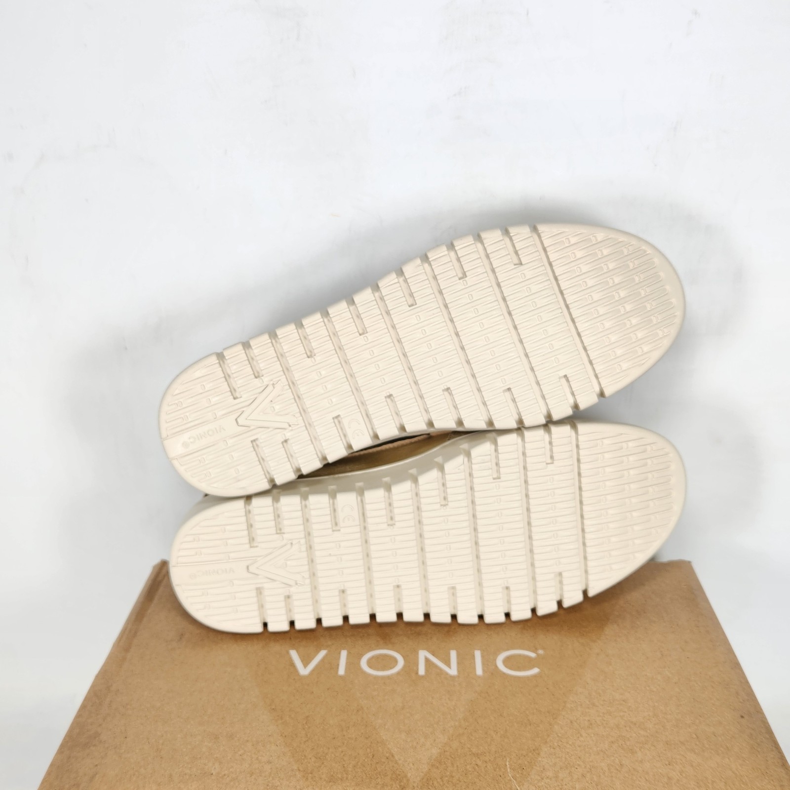 7 WOM – Vionic Uptown Perf – Gold LEATHER