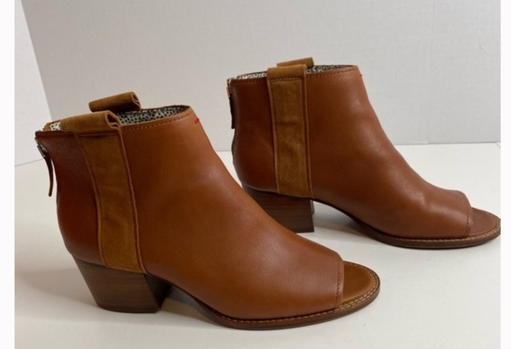 ED Ellen Degeneres Taromi Peep Toe Cognac Leather Ankle Boots Booties 7.5 New