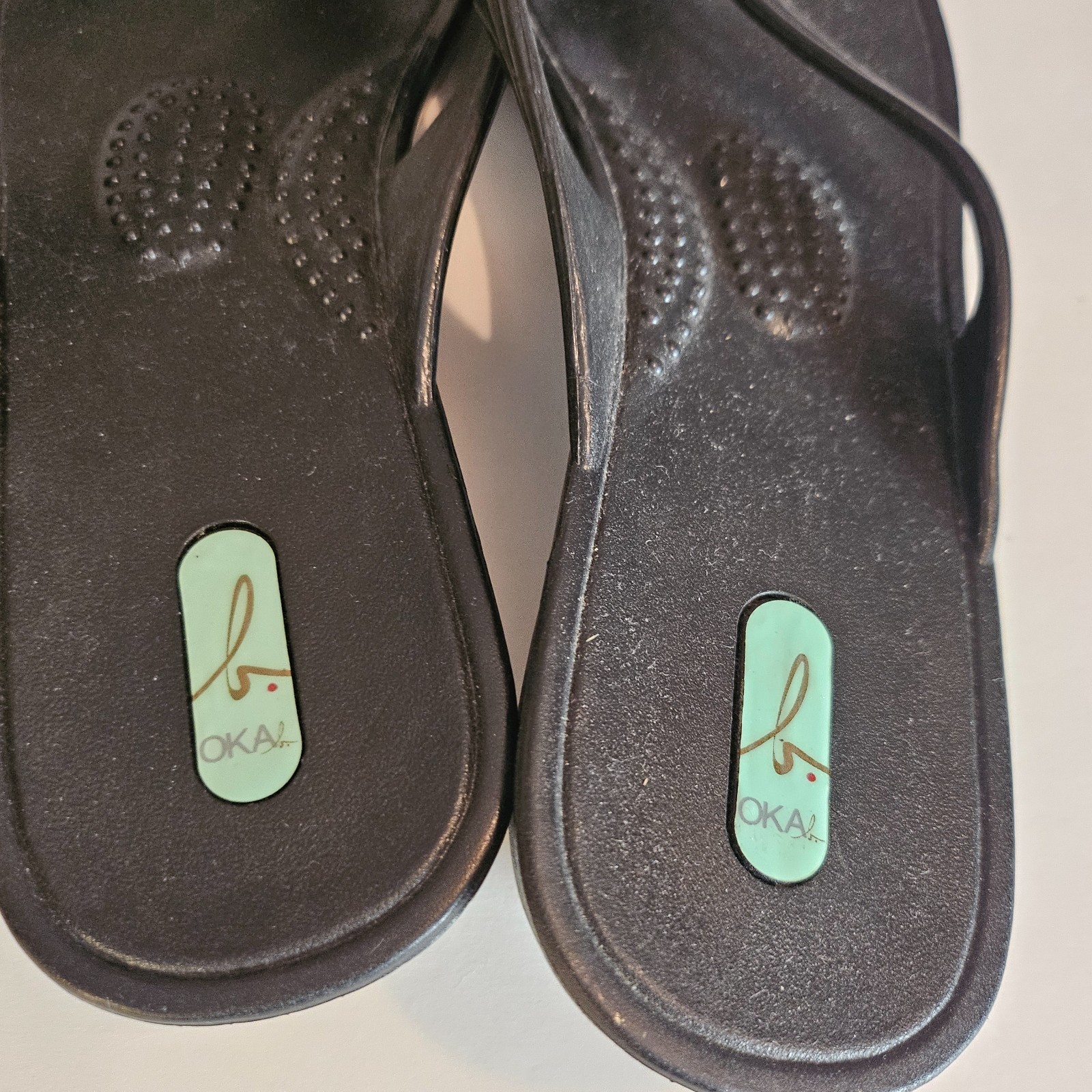 Oka B Womens heeled Black Flip Flop Sandals Size Medium Large with Large Gem