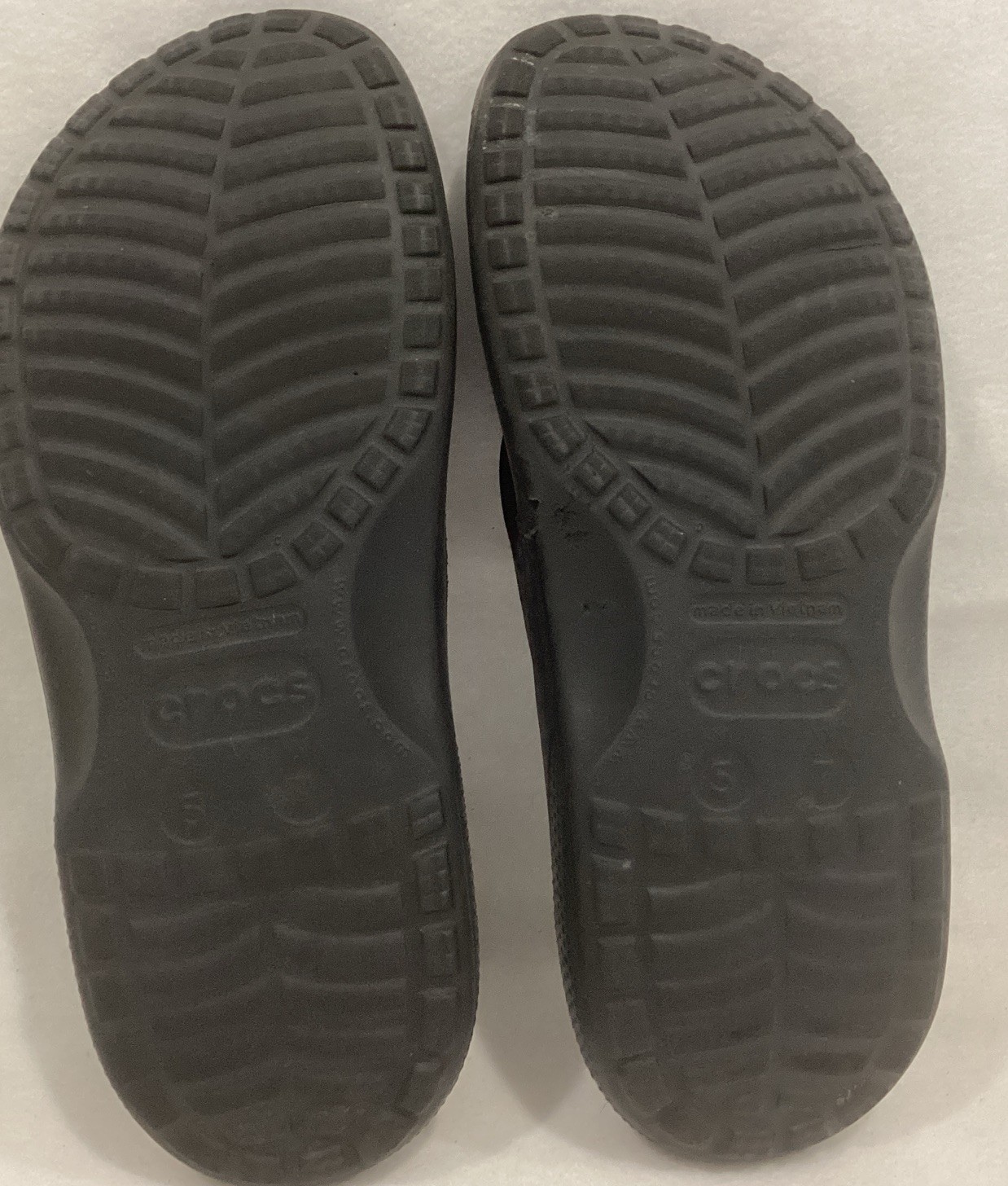 Crocs Baya Flip Flop Sandals Black Thong Slip On Spell Out Mens 5 Womens 7