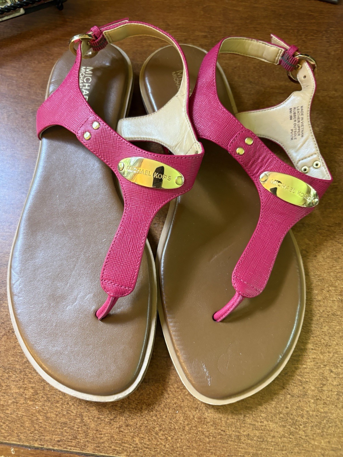 MICHAEL KORS MK Plate Thong Sandals SIZE 8 Fushia/Gold