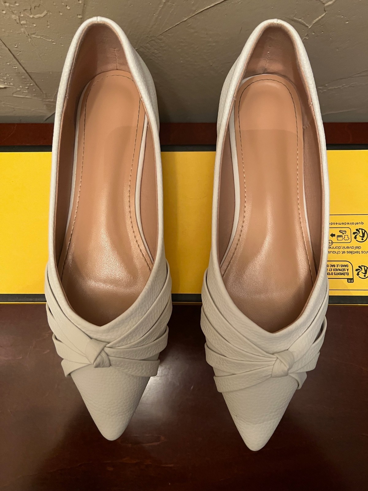 Women’s White Textured Pointed Toe Flats Knot Detail Slip-On Ballet Style – EU37