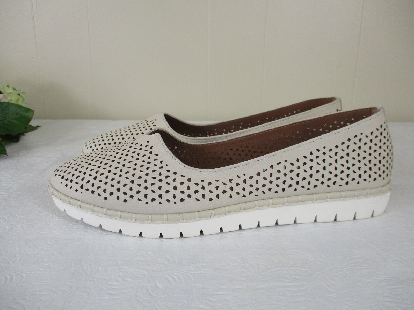 Adam Tucker by Me Too Neela Flats 8.5 Beige Perforated Leather Ballet Shoes