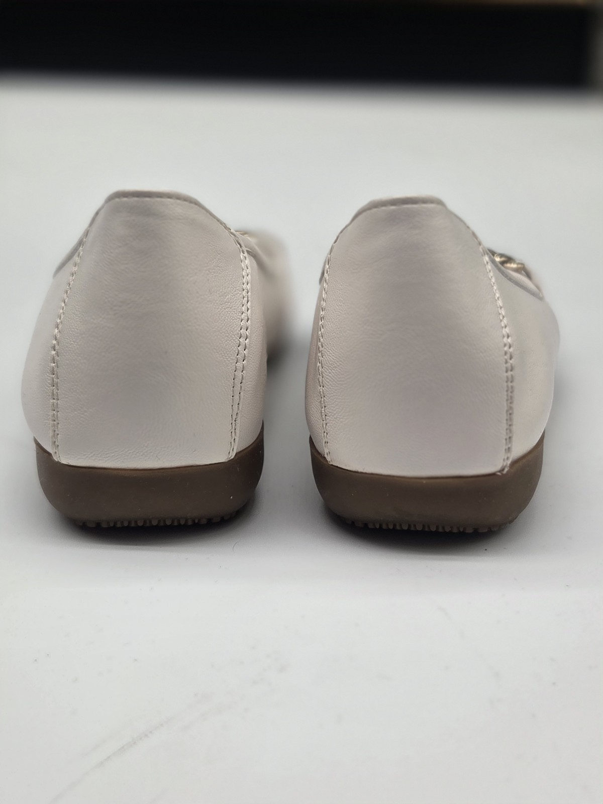 Cliffs By White Mountain Charmed Shoes Size 10 M Off White Gold Chain Flat Shoe