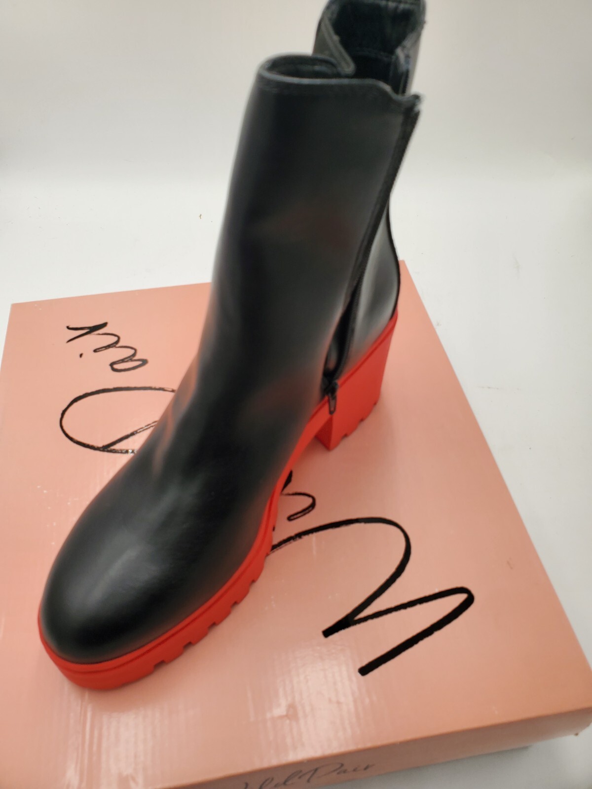 Wild Pair 9.5 Women’s Brooklan Black Chelsea Boots Shoes Medium (B,M)