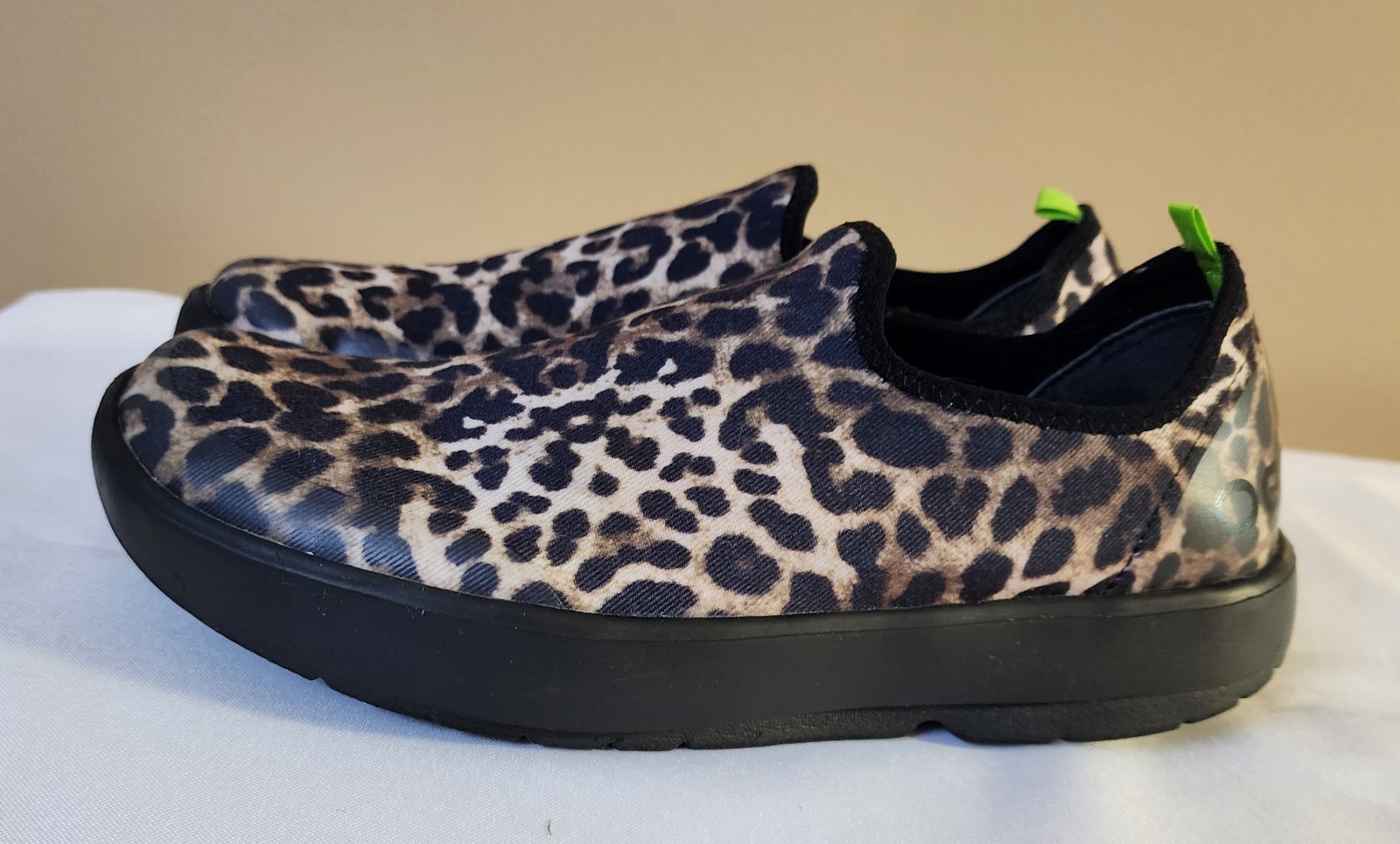 OOFOS OOmg eeZee Low Women’s Size 40.5 Leopard Recovery Shoe fits like size 9.5