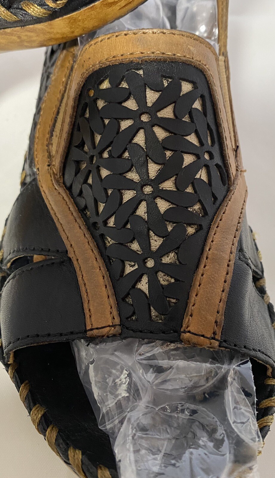 Ariat Women’s Two Tone Leather Open Toe Strap Back Sandals 2″ Heel Size 8.58″