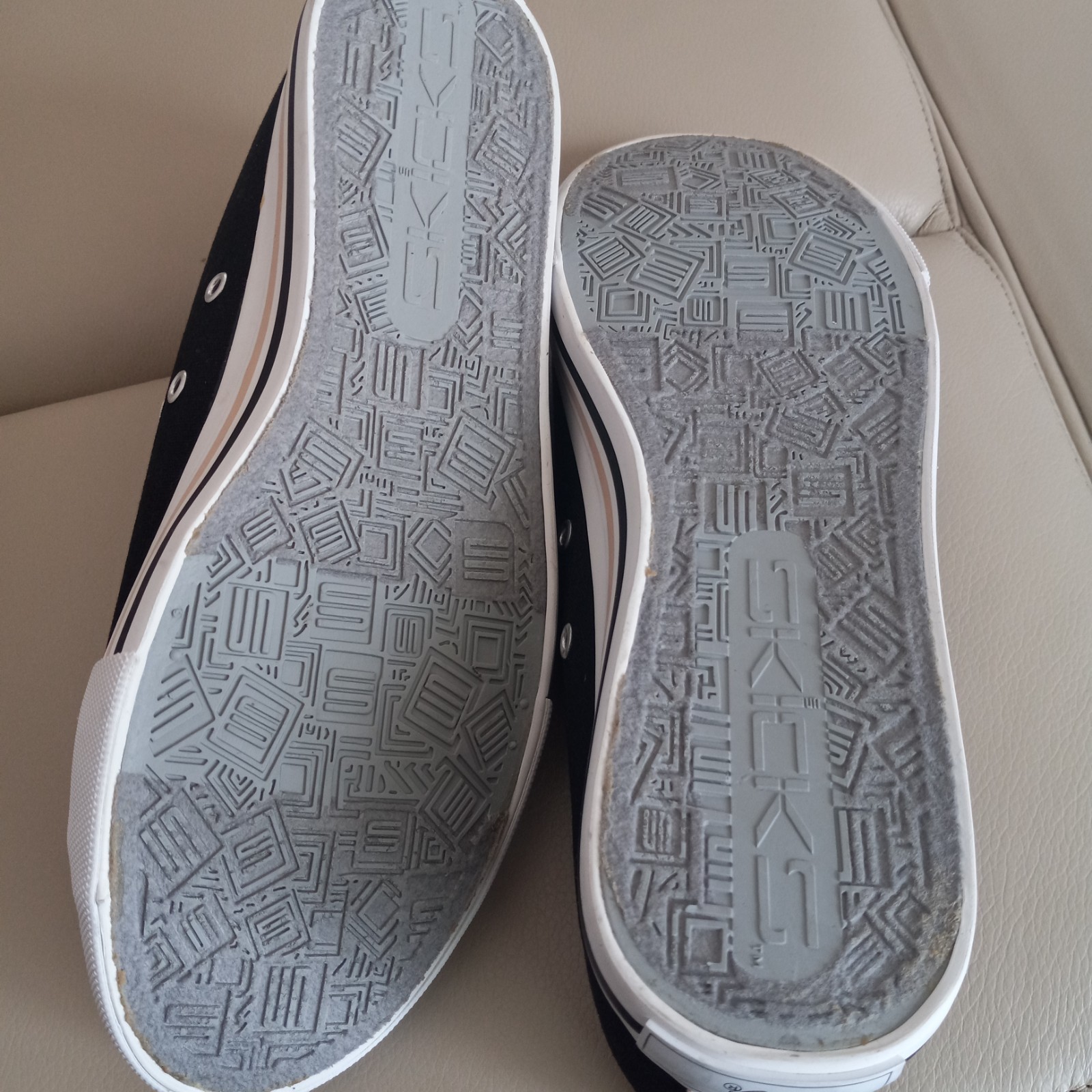 Skicks Black & Tan Low-Top Sneakers featuring the Army Black Knights Logo size 9