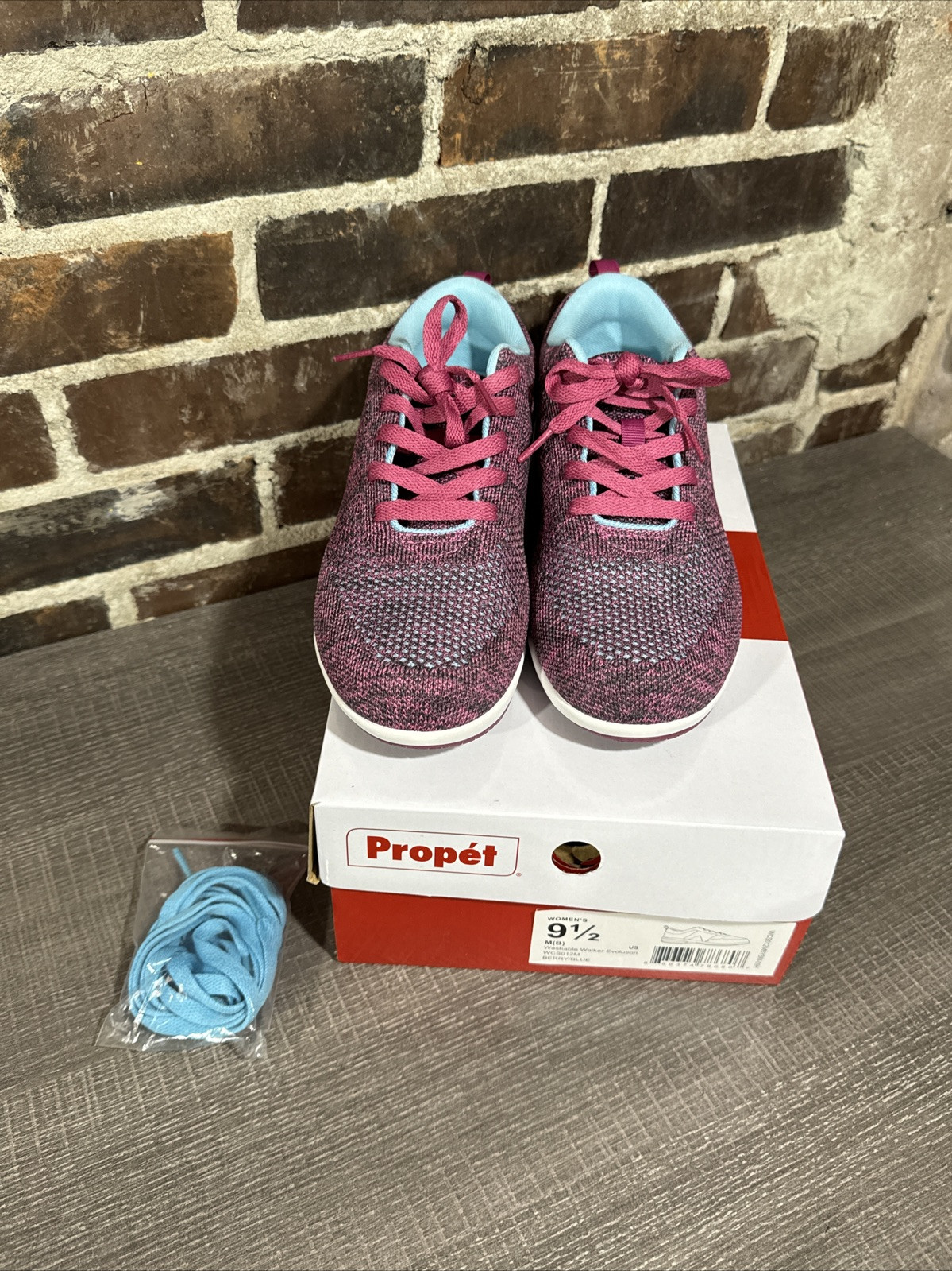 PROPET WASHABLE WALKER EVOLUTION WCS012M WOMEN’S BERRY / BLUE 9.5 EXTRA LACES!