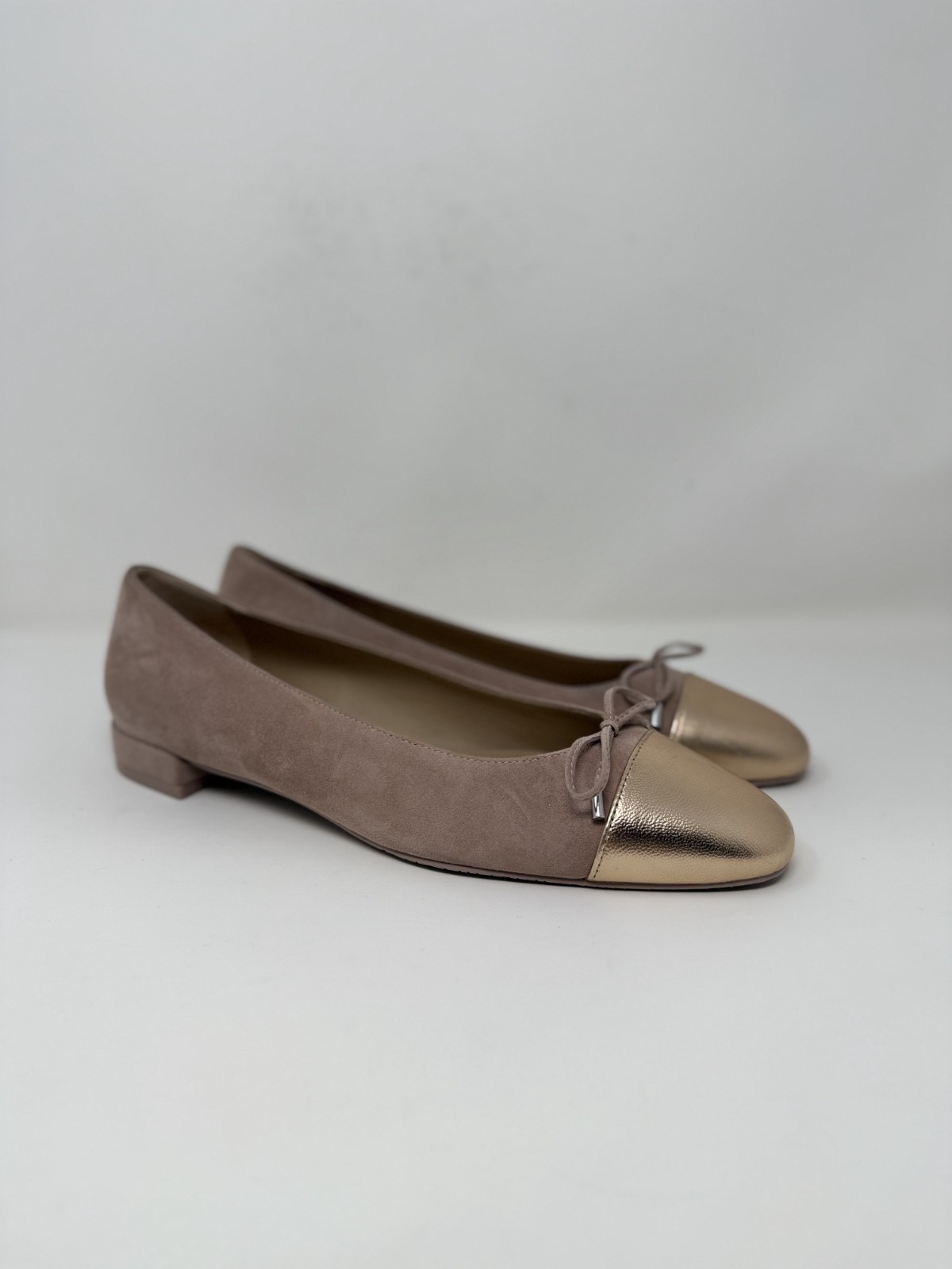 New Stuart Weitzman Sleek Suede Cap Toe Bow Flat Fawn Sz 8.5