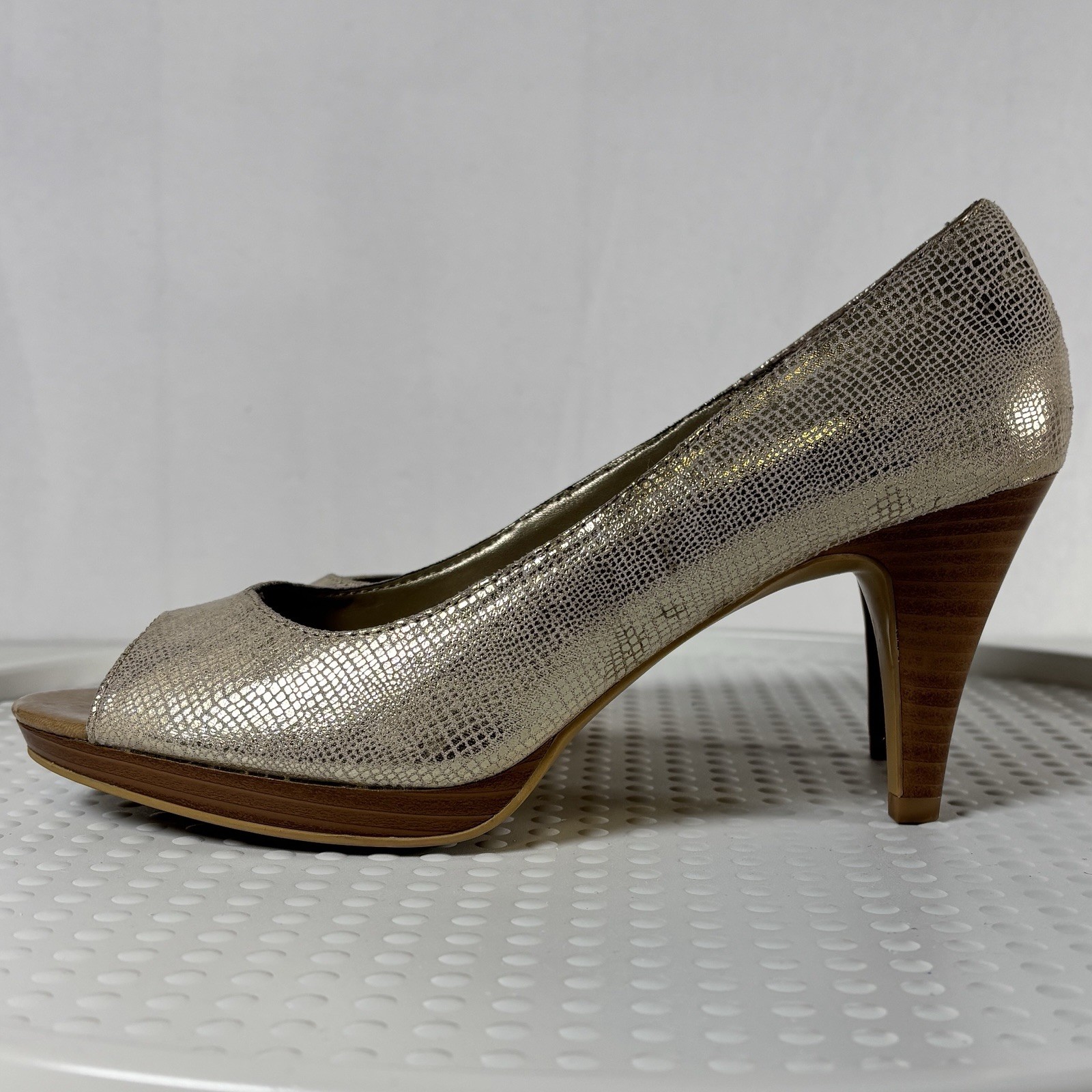 Bandolino Peep Toe Pumps Womens 8 Gold Textured outsole Stacked heel Platform