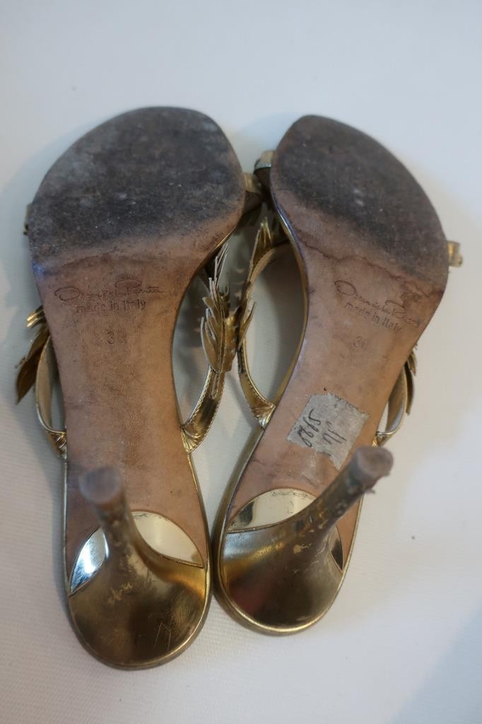Womens Oscar de la Renta Gold Leather Feather Embellished Heeled Sandals 38 US/8