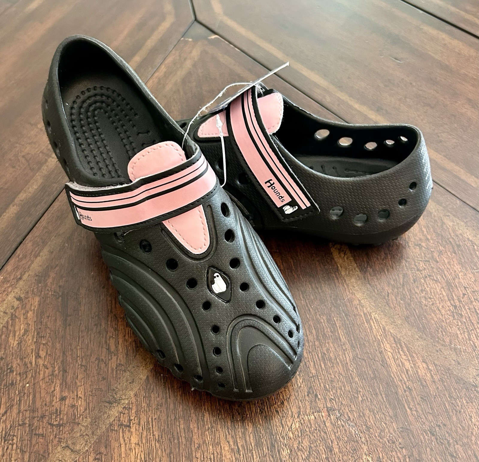 NWT HOUNDS Women’s Ultralites Adjustable Shoes In Black & Light Pink – Size 5/6