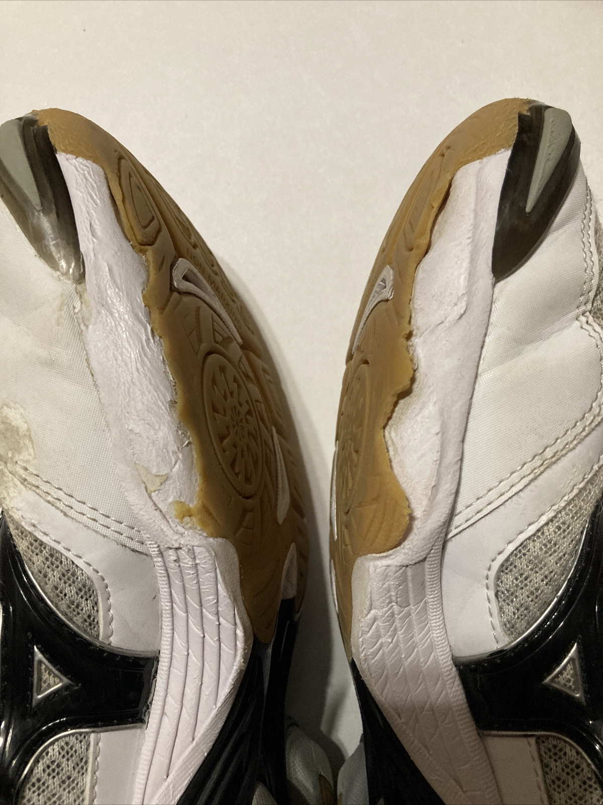 Mizuno Wave Bolt 6 Womens Volleyball Tennis Shoes Size 9.5 White Black