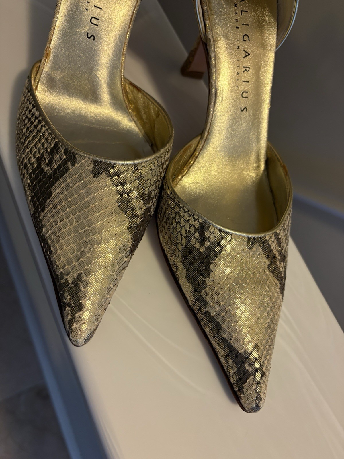 Caligarius Made In Italy Golden Faux Snake Texture Sz 8/9.5 Point Toe 3.25” Heel